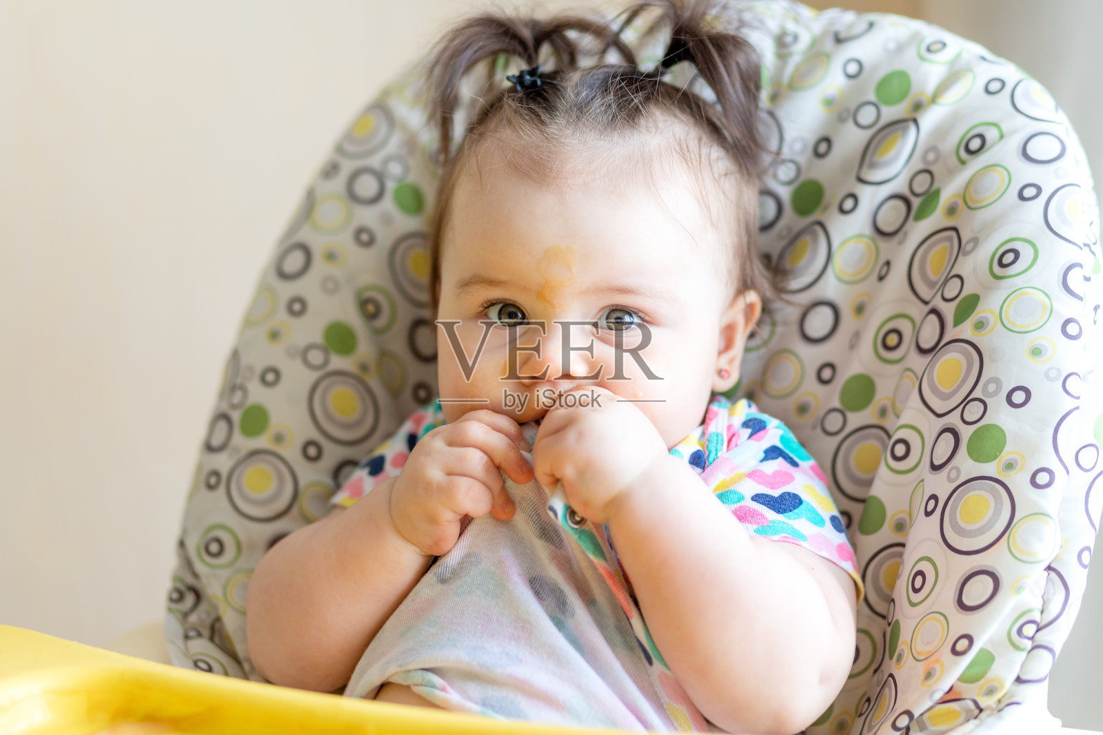 脏宝宝吃完后，宝宝食品概念照片摄影图片