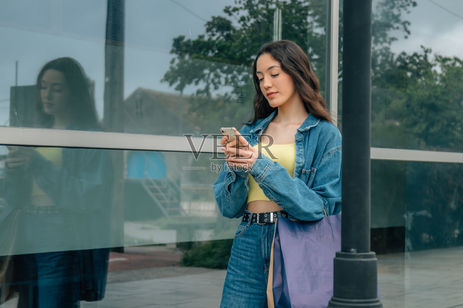 带着手机的购物女孩照片摄影图片