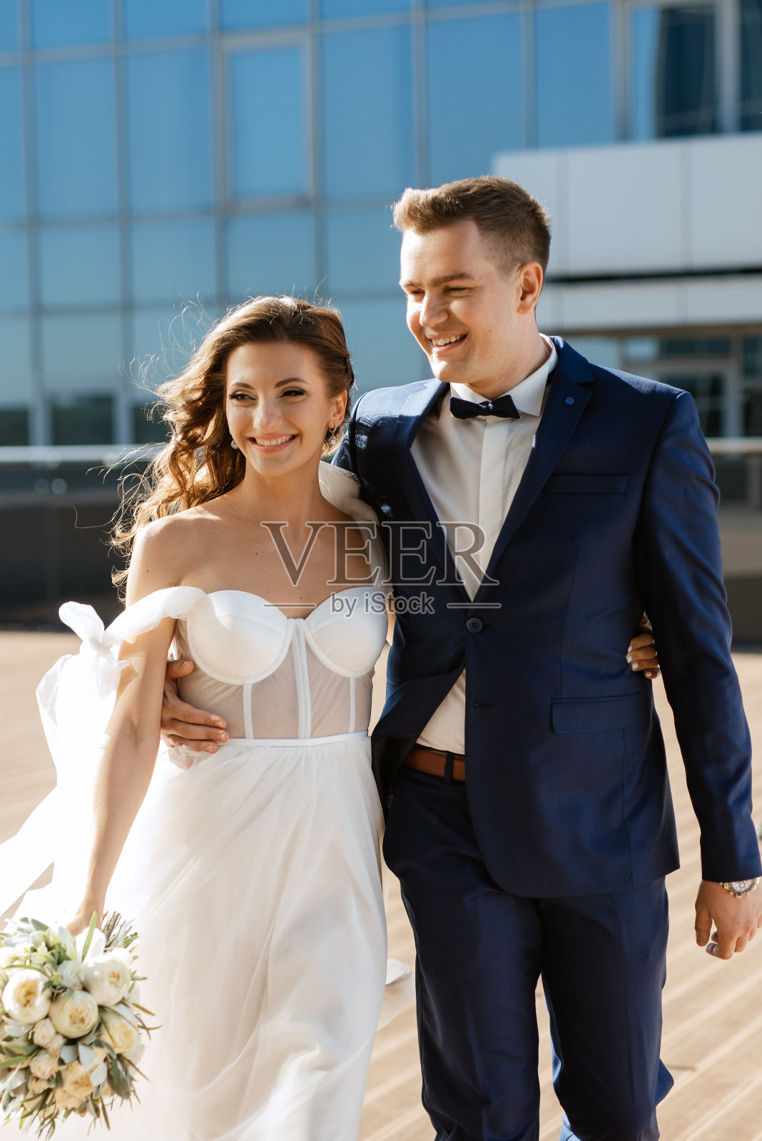 新娘和新郎在摩天大楼的屋顶上第一次见面照片摄影图片