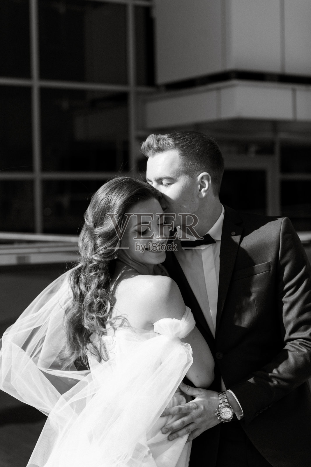 新娘和新郎在摩天大楼的屋顶上第一次见面照片摄影图片