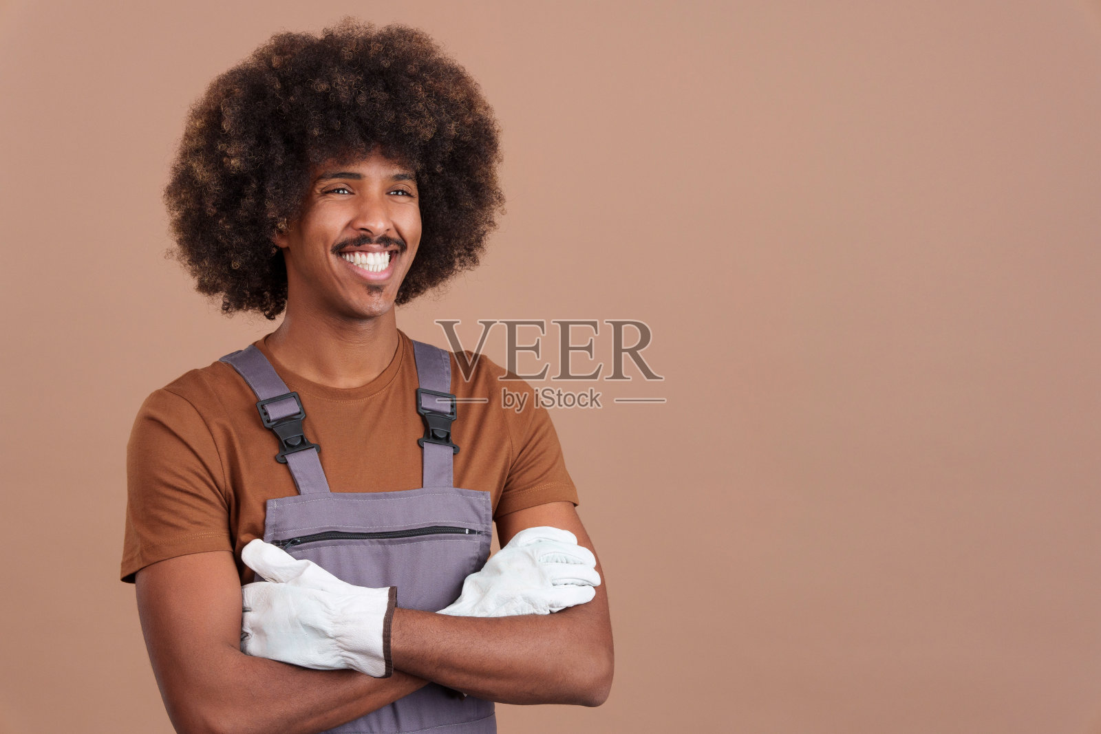 微笑的非洲人木工工人与工具和工作制服照片摄影图片