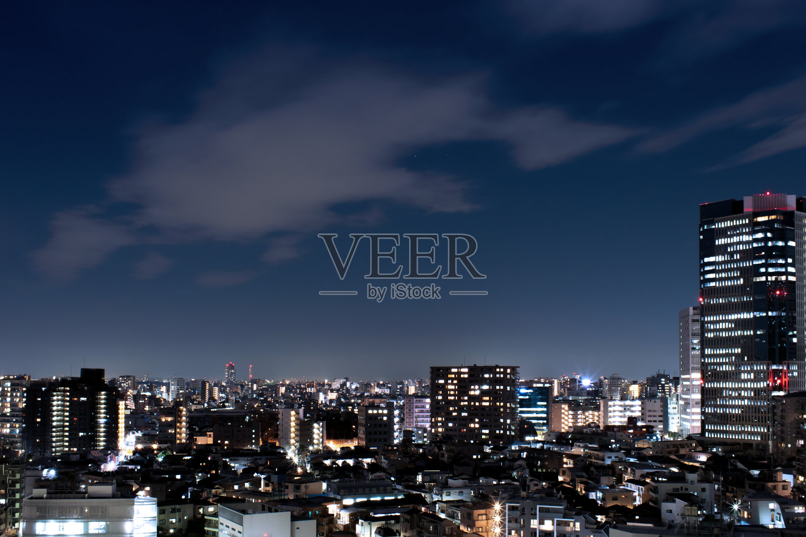 图像的天空，云，城市和建筑，夜景照片摄影图片