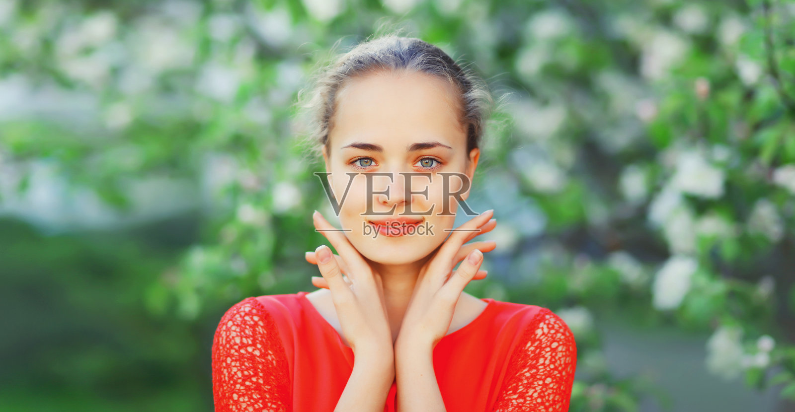 美丽可爱的年轻女子的肖像在春天盛开的花园花卉背景照片摄影图片