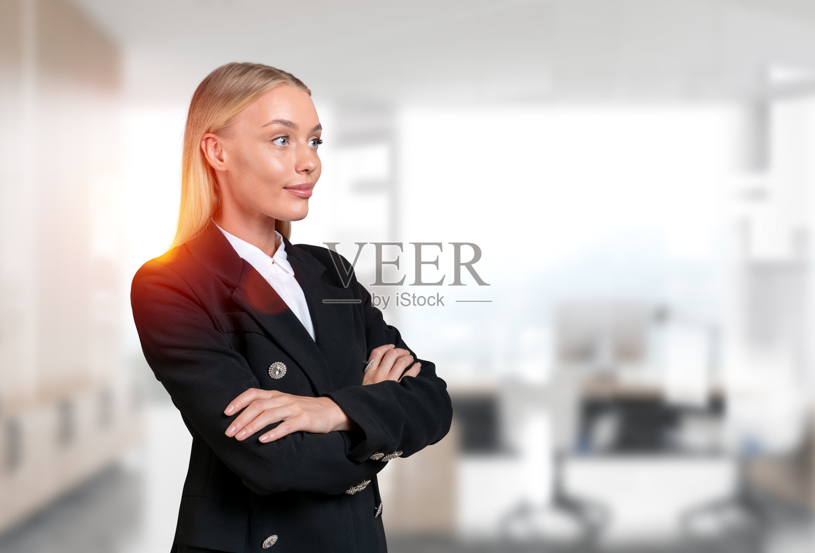 细心迷人的女商人穿着正装站着照片摄影图片