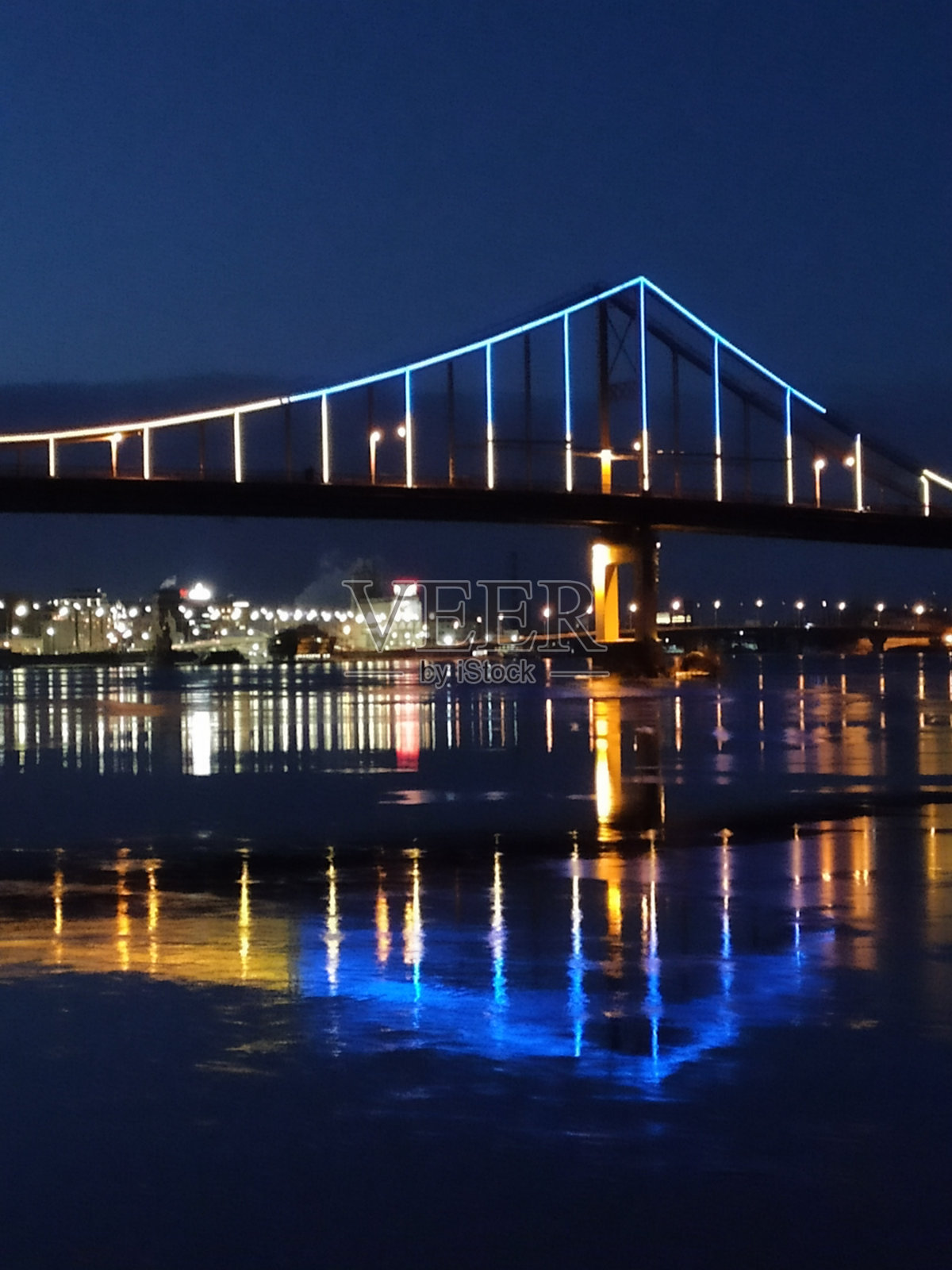 公园桥人行桥夜间照明照片摄影图片