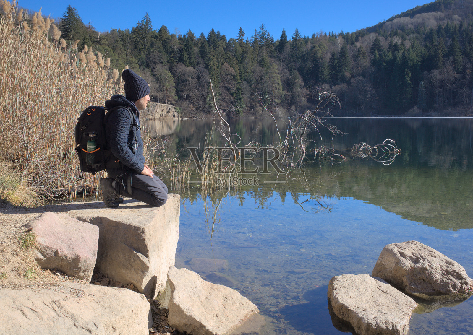 独自背包旅行的男人照片摄影图片
