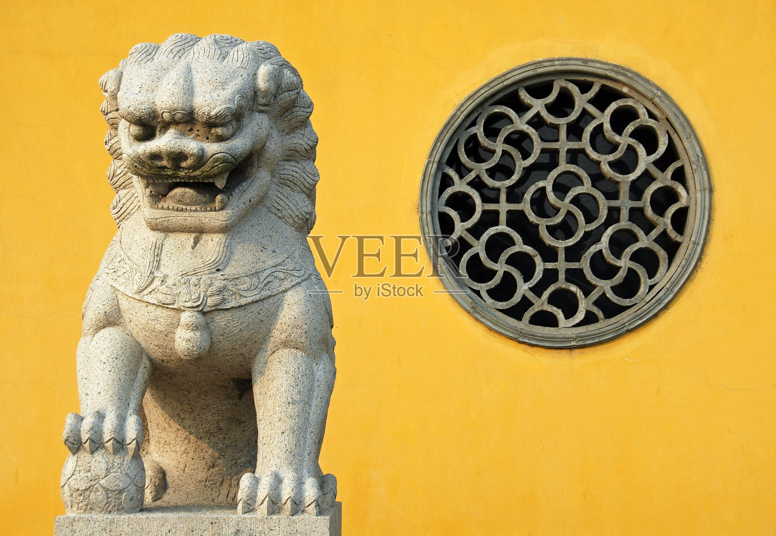 镇江鼎辉寺的狮子雕像和圆形窗户照片摄影图片