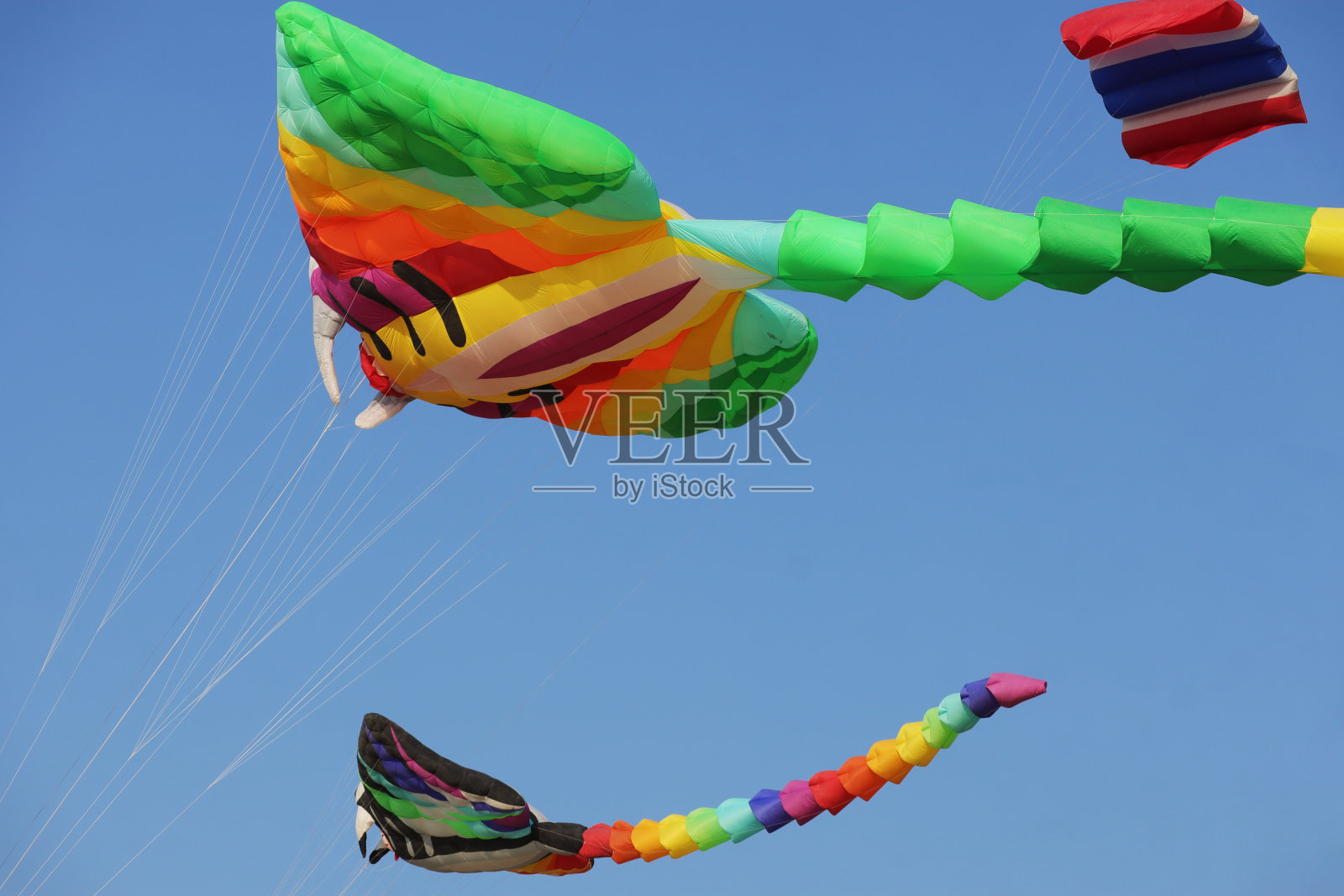 在海滩上的芭堤雅国际风筝节上，不同形状的彩色风筝。照片摄影图片