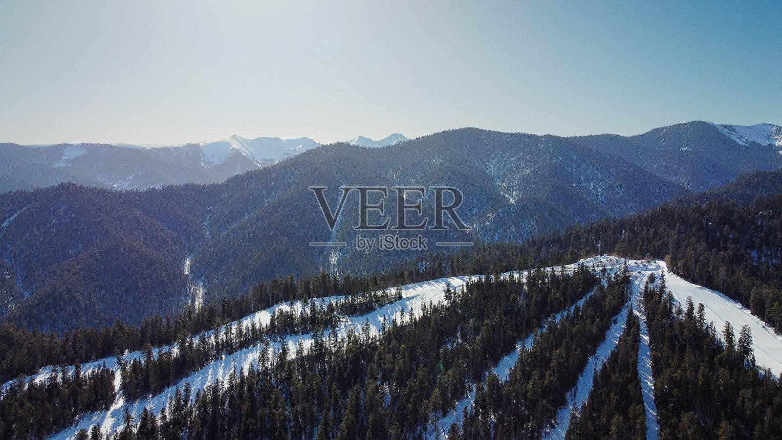 西伯利亚森林里的滑雪场照片摄影图片