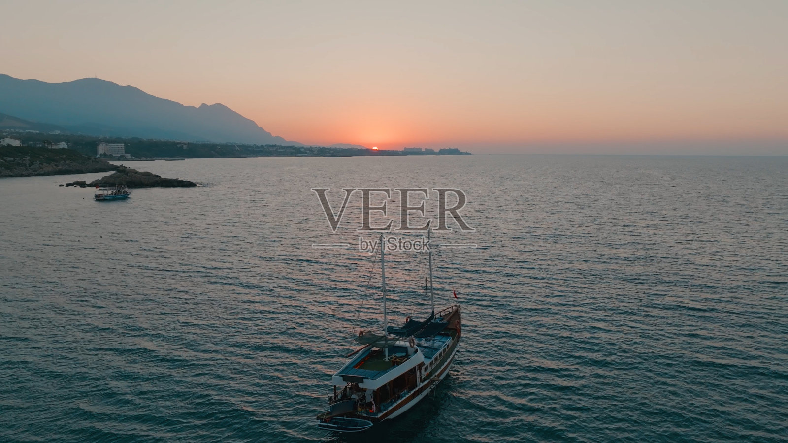 这艘船在北塞浦路斯Kyrenia的海上航行照片摄影图片