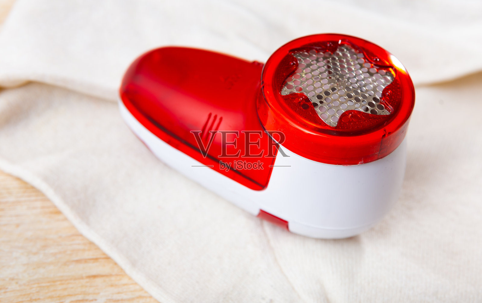 从衣服和织物上去除颗粒和线轴的机器。更新旧事物的现代设备照片摄影图片