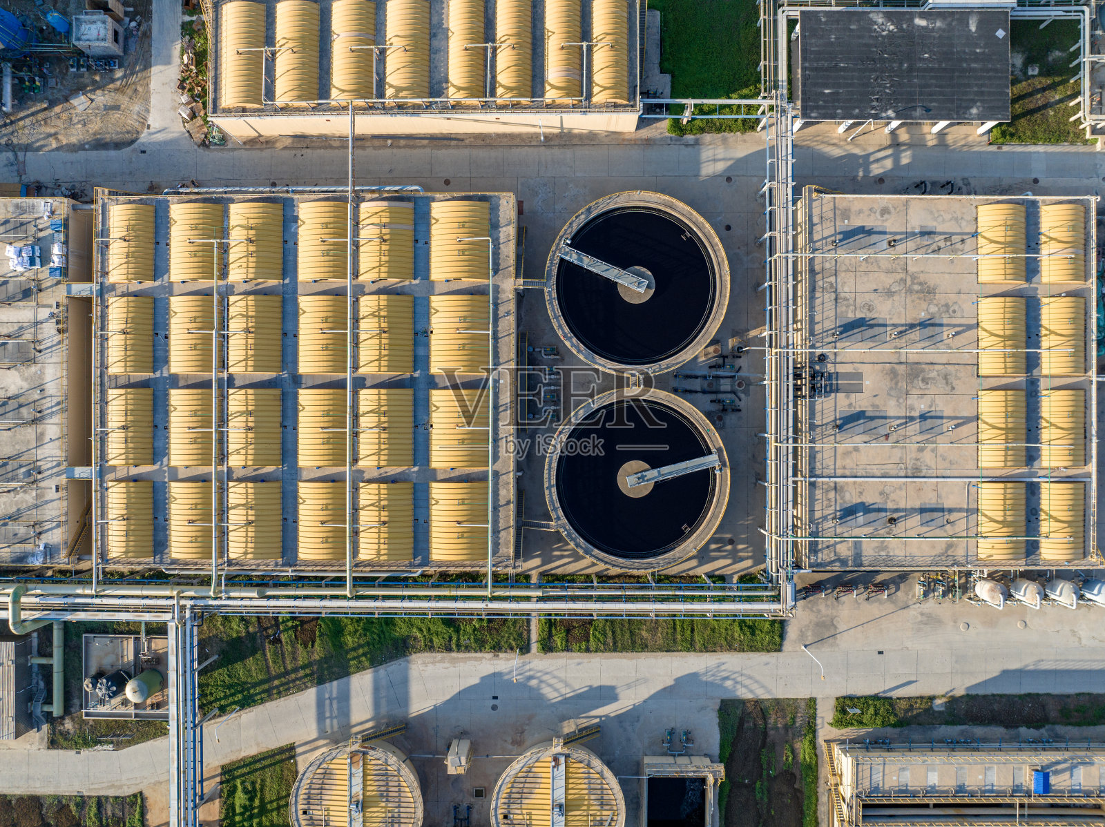 化工厂污水处理设备的垂直鸟瞰图照片摄影图片