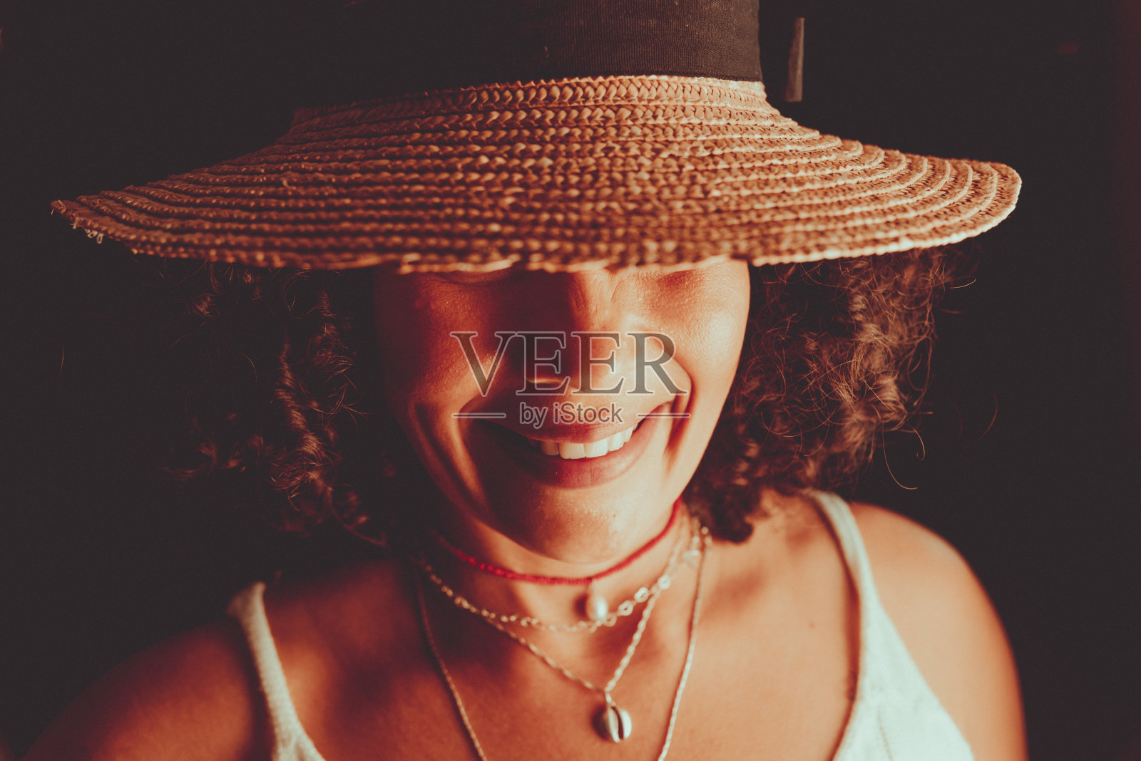 一个戴着棕色帽子的漂亮女人的特写肖像照片摄影图片