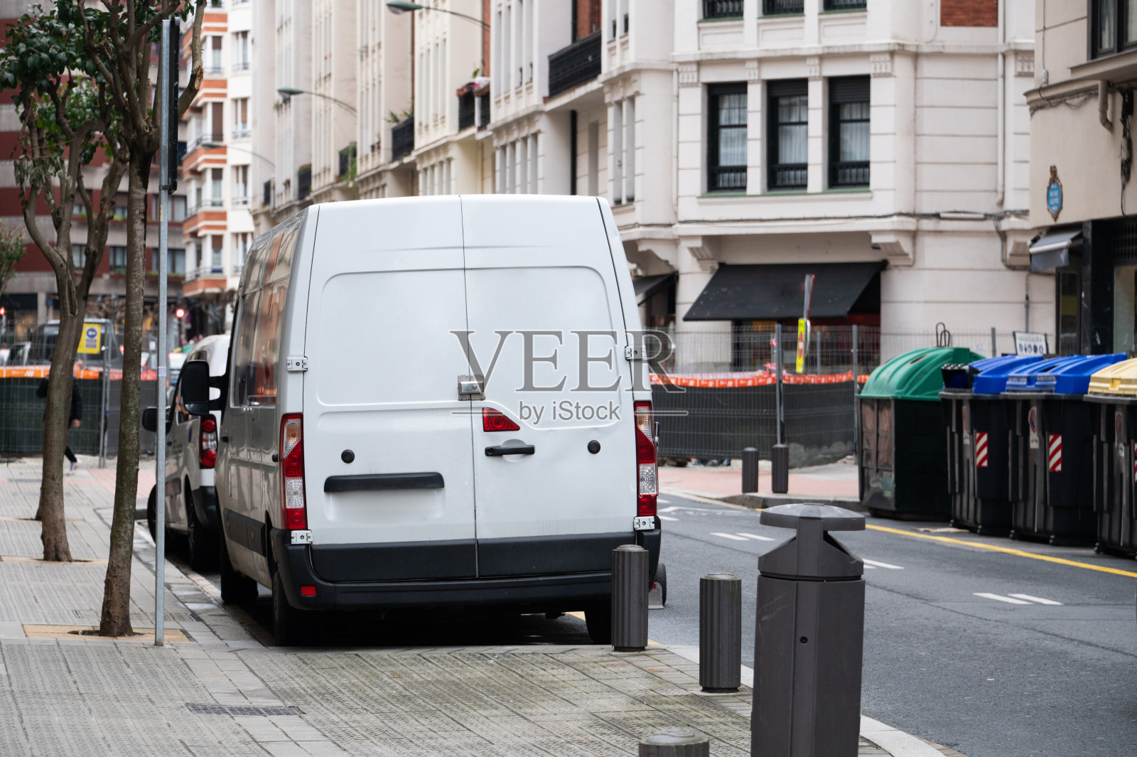 停在城市里的货车照片摄影图片