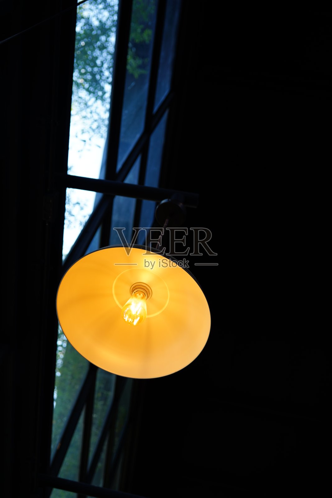 咖啡馆天花板下的灯照片摄影图片