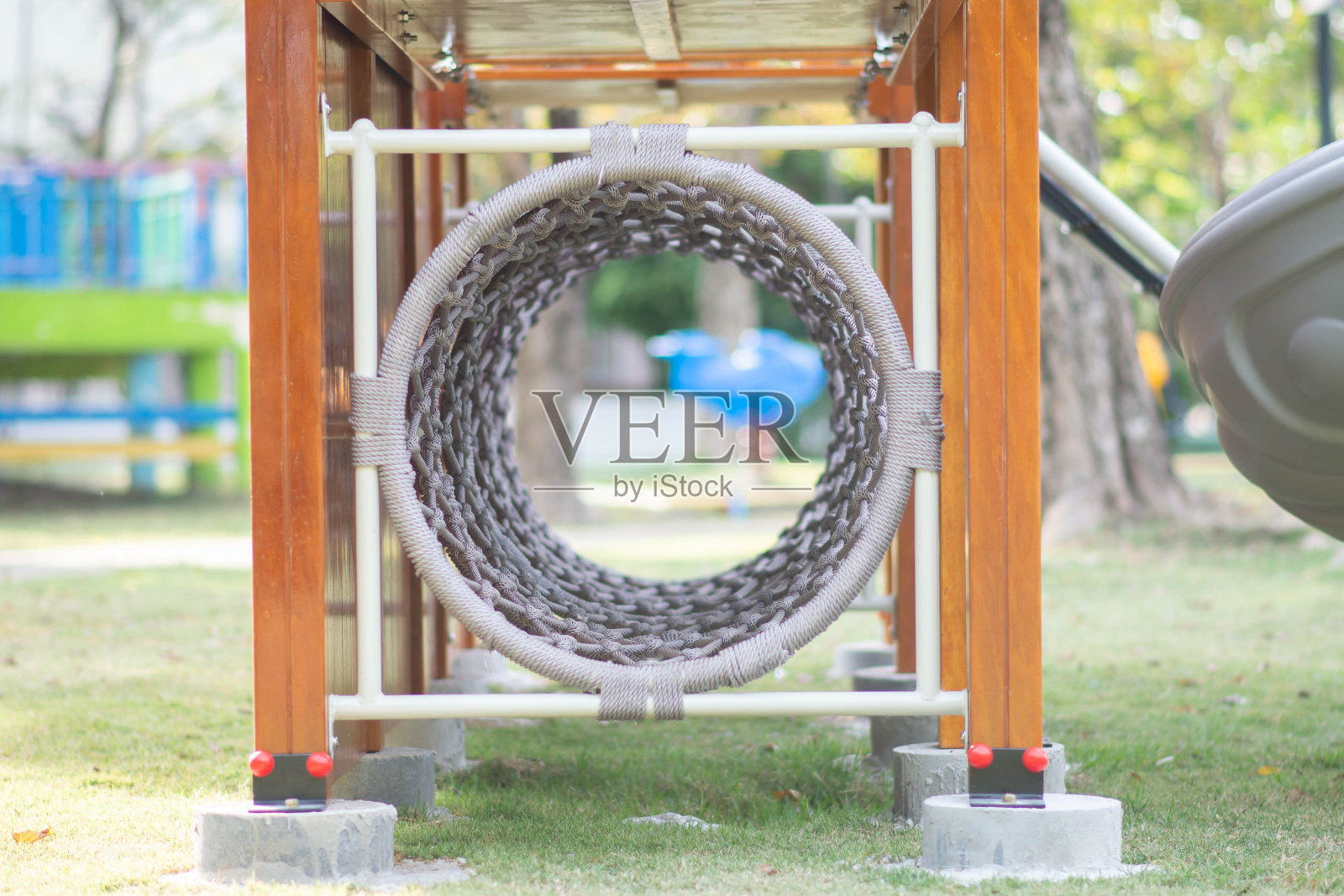 亚洲孩子在户外的操场上快乐地微笑着玩耍照片摄影图片