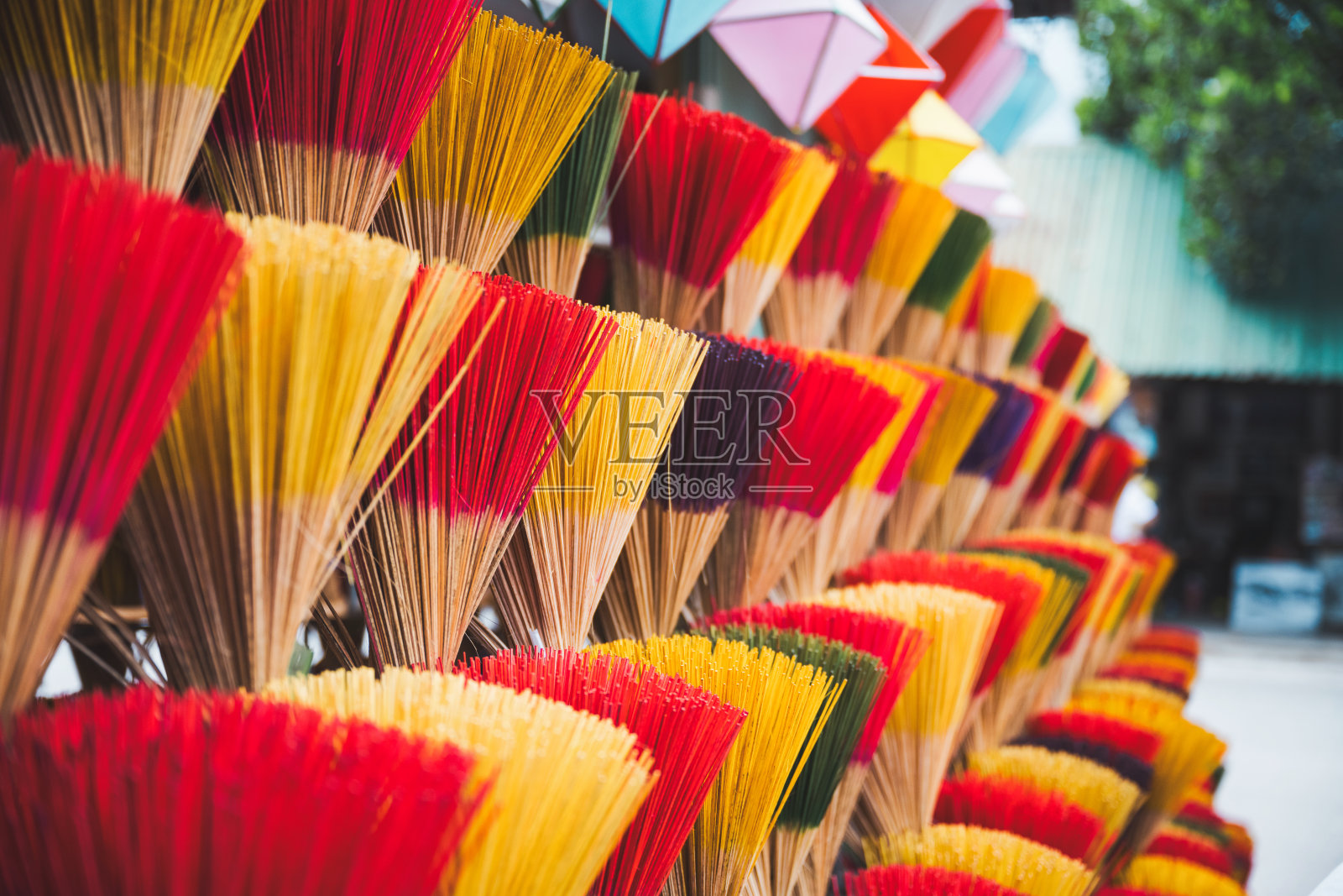 彩色的香烛排成一排照片摄影图片