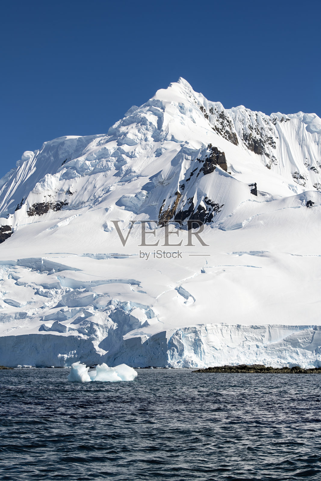 弗洛伊德航道的大气景观，南极洲漂浮着冰山和小块冰照片摄影图片