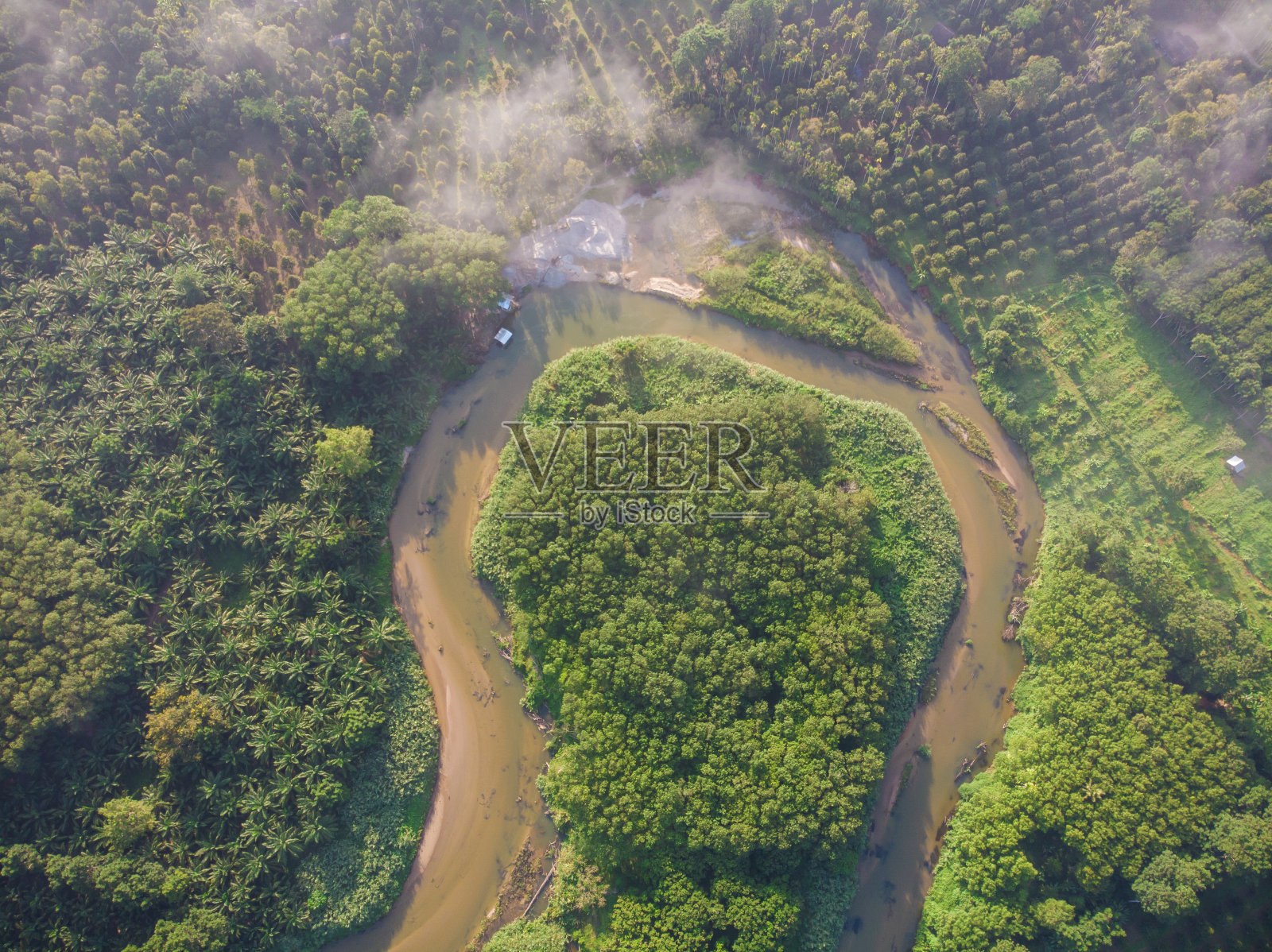鸟瞰河流曲线与热带雨林照片摄影图片