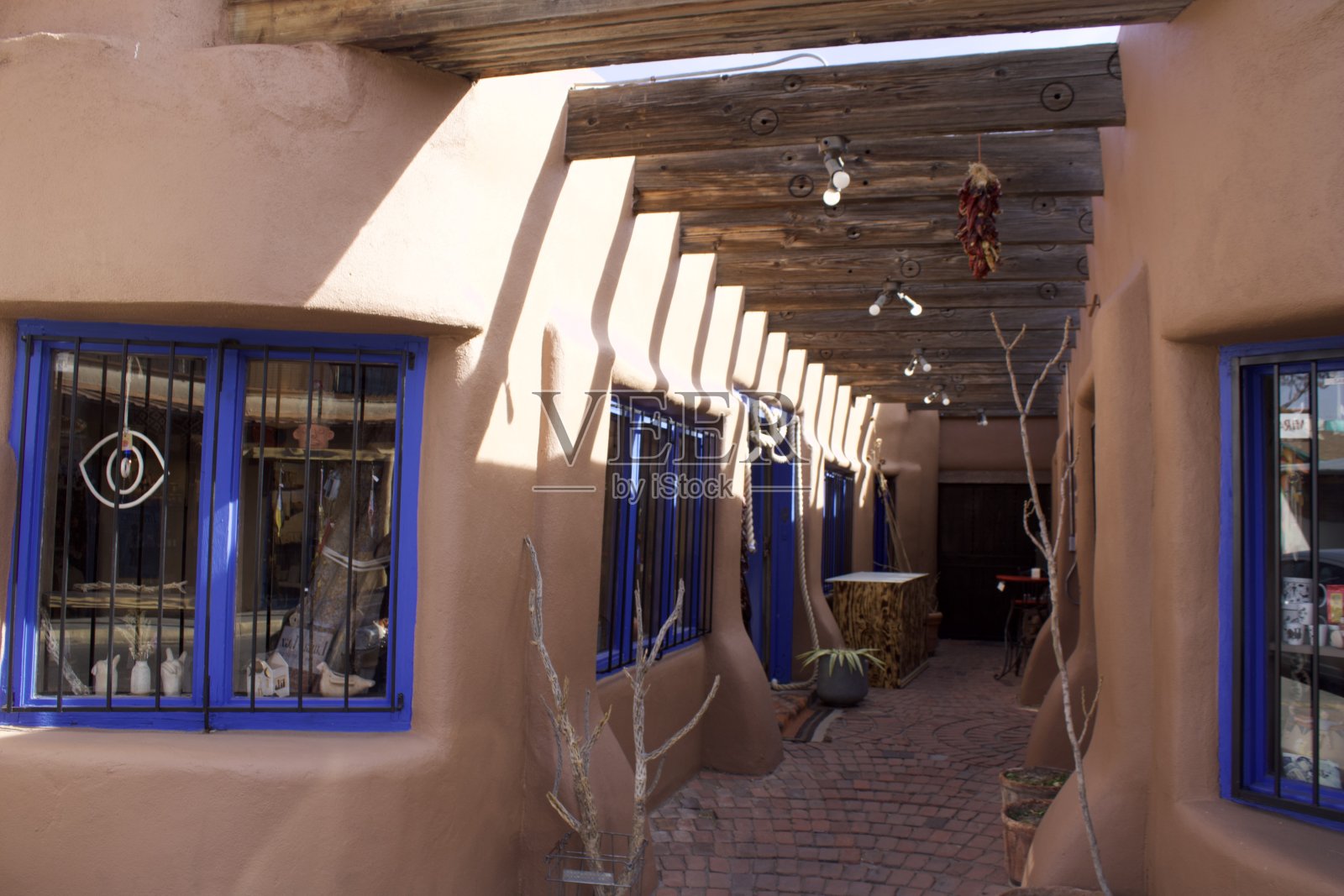 市中心的小巷照片摄影图片