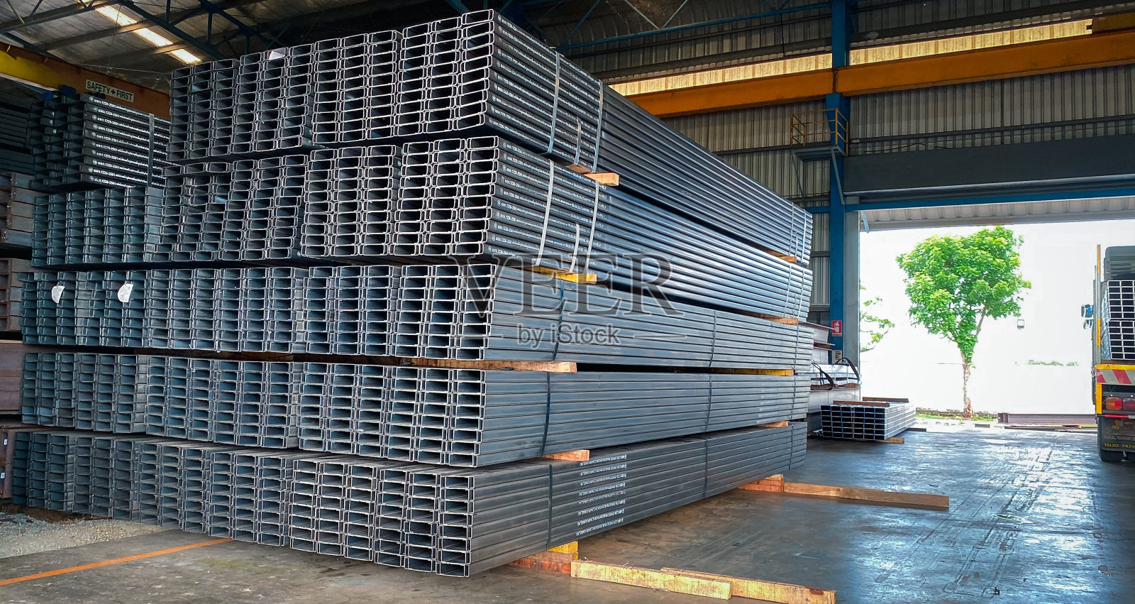 金属制品仓库中的方形金属型材管。照片摄影图片
