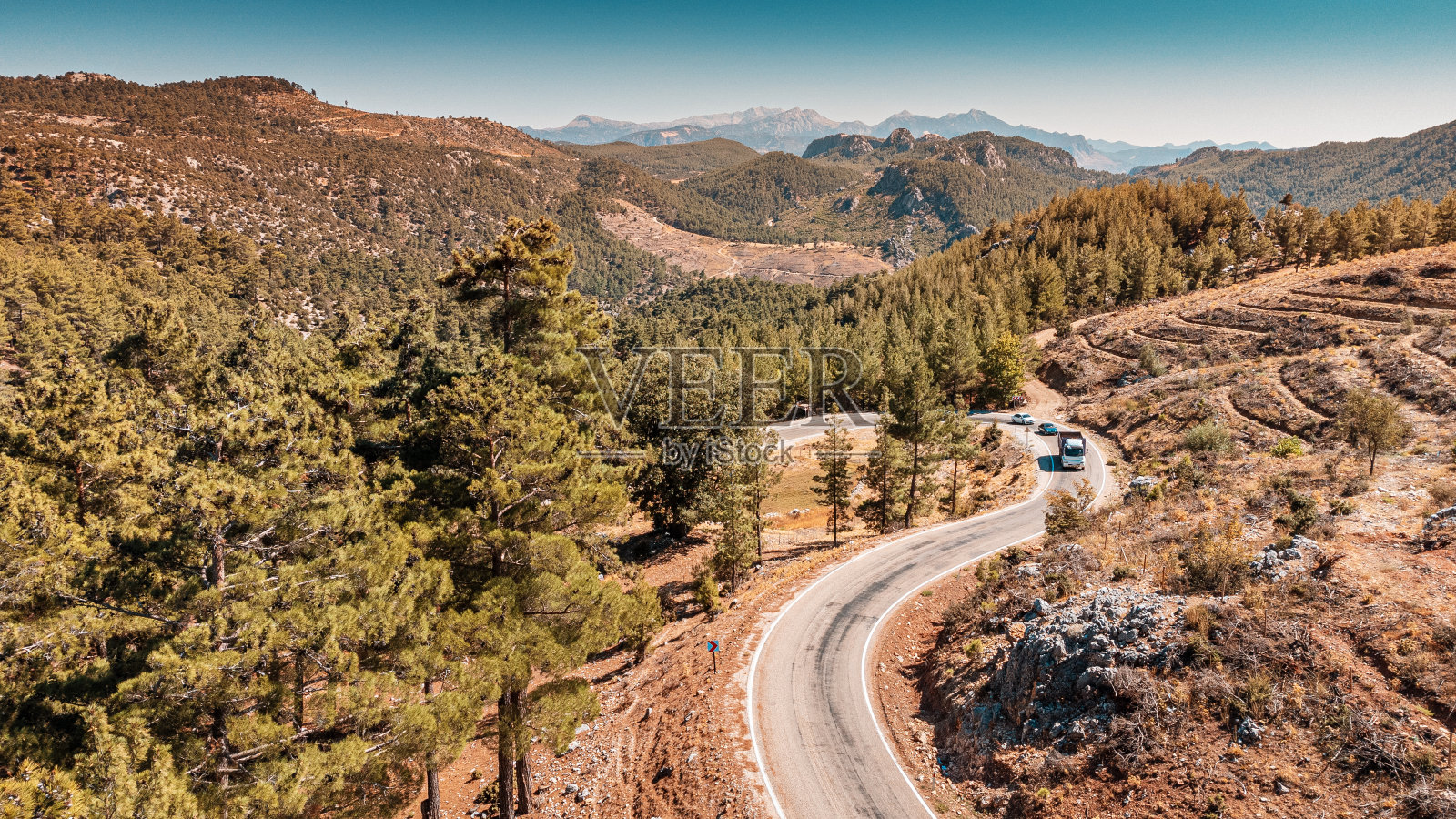 鸟瞰危险而雄伟的山口上蜿蜒的道路照片摄影图片