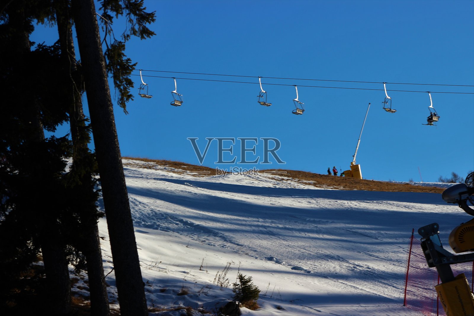 Val di Fassa山脉的滑雪缆车上有雪炮照片摄影图片
