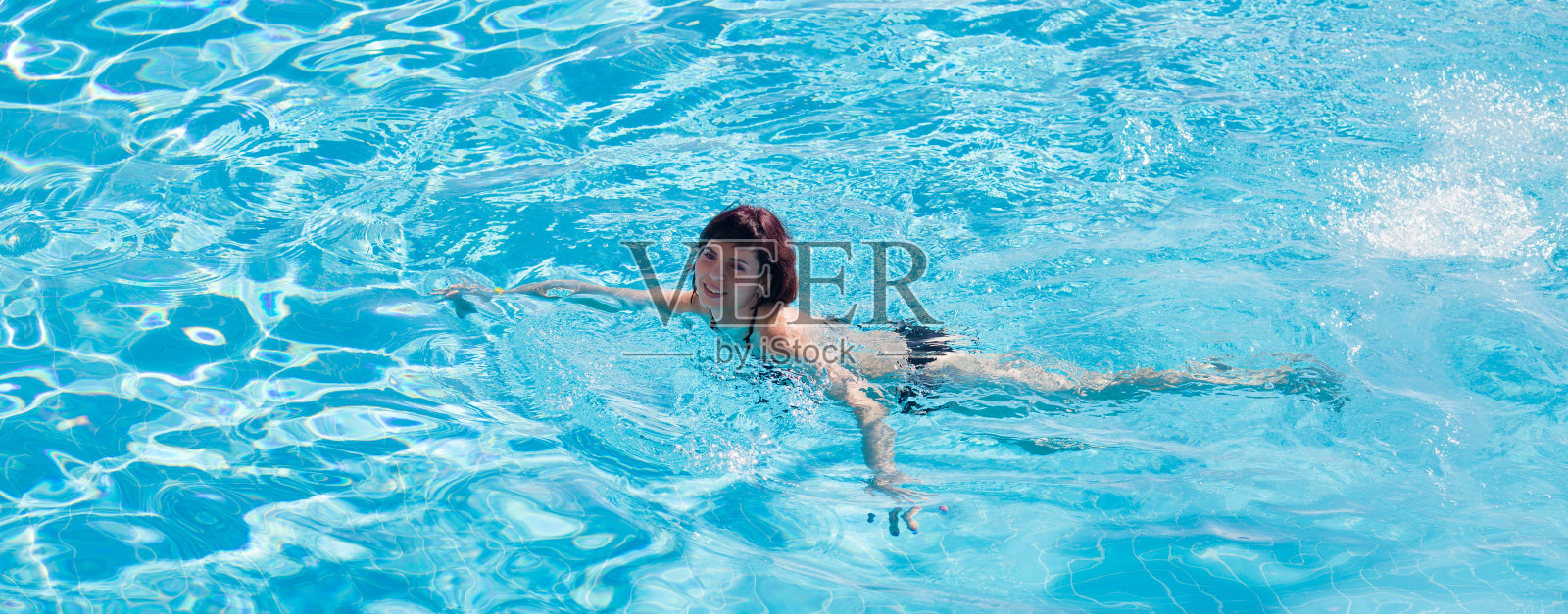 年轻成功的女商人在自己的游泳池洗澡照片摄影图片