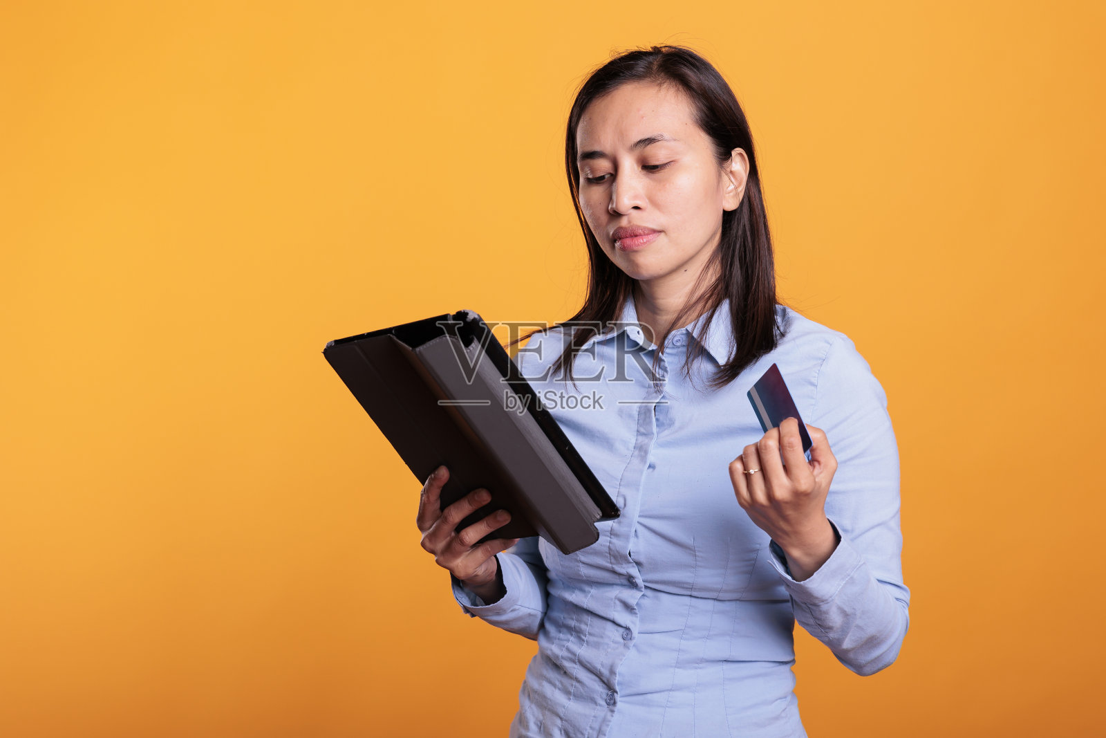 菲律宾妇女在平板电脑上输入信用卡信息照片摄影图片