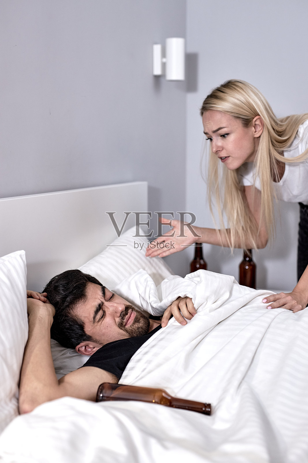 年轻的女人后悔嫁给了一个平庸又醉醺醺的男人，女人争吵不休照片摄影图片