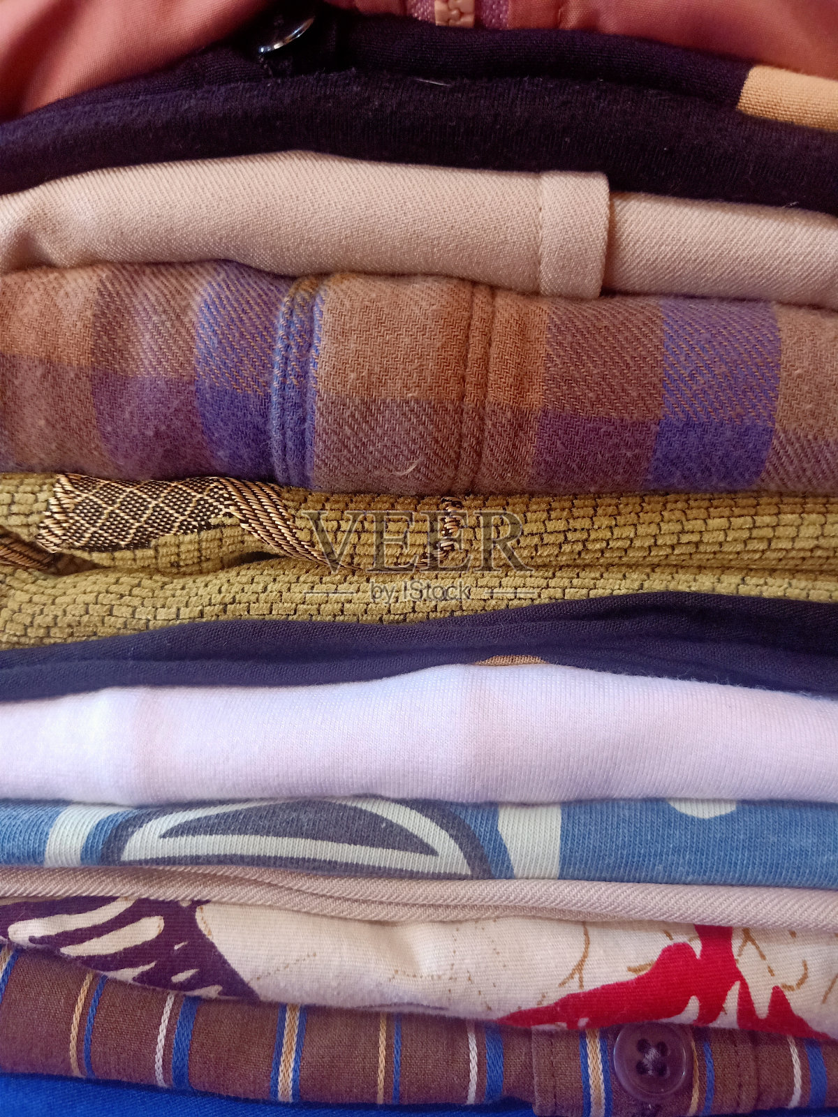 一堆熨好叠好的衣服照片摄影图片