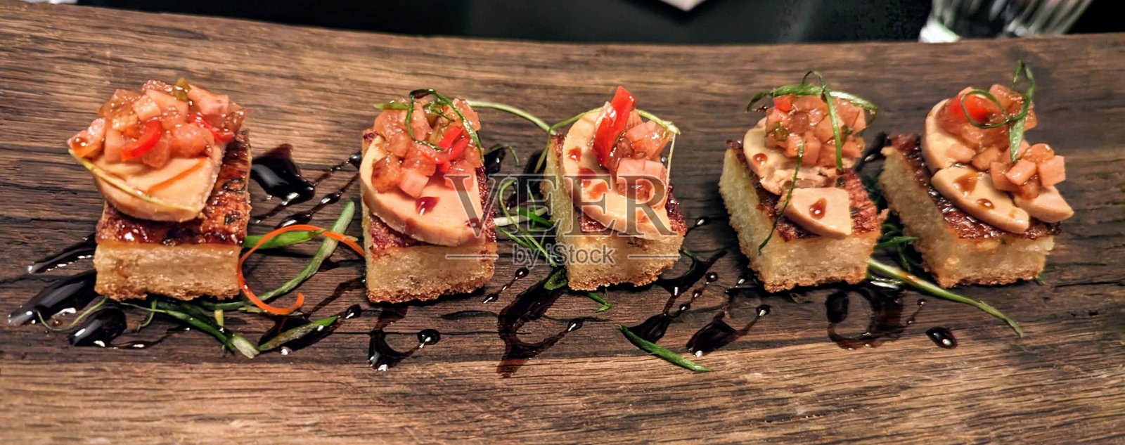 菲律宾风味的五花肉配鹅肝酱照片摄影图片