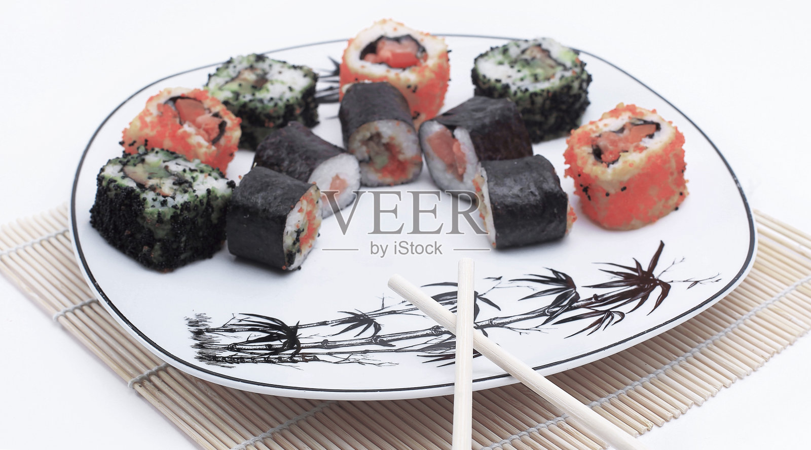 盘子里的寿司卷特写照片摄影图片