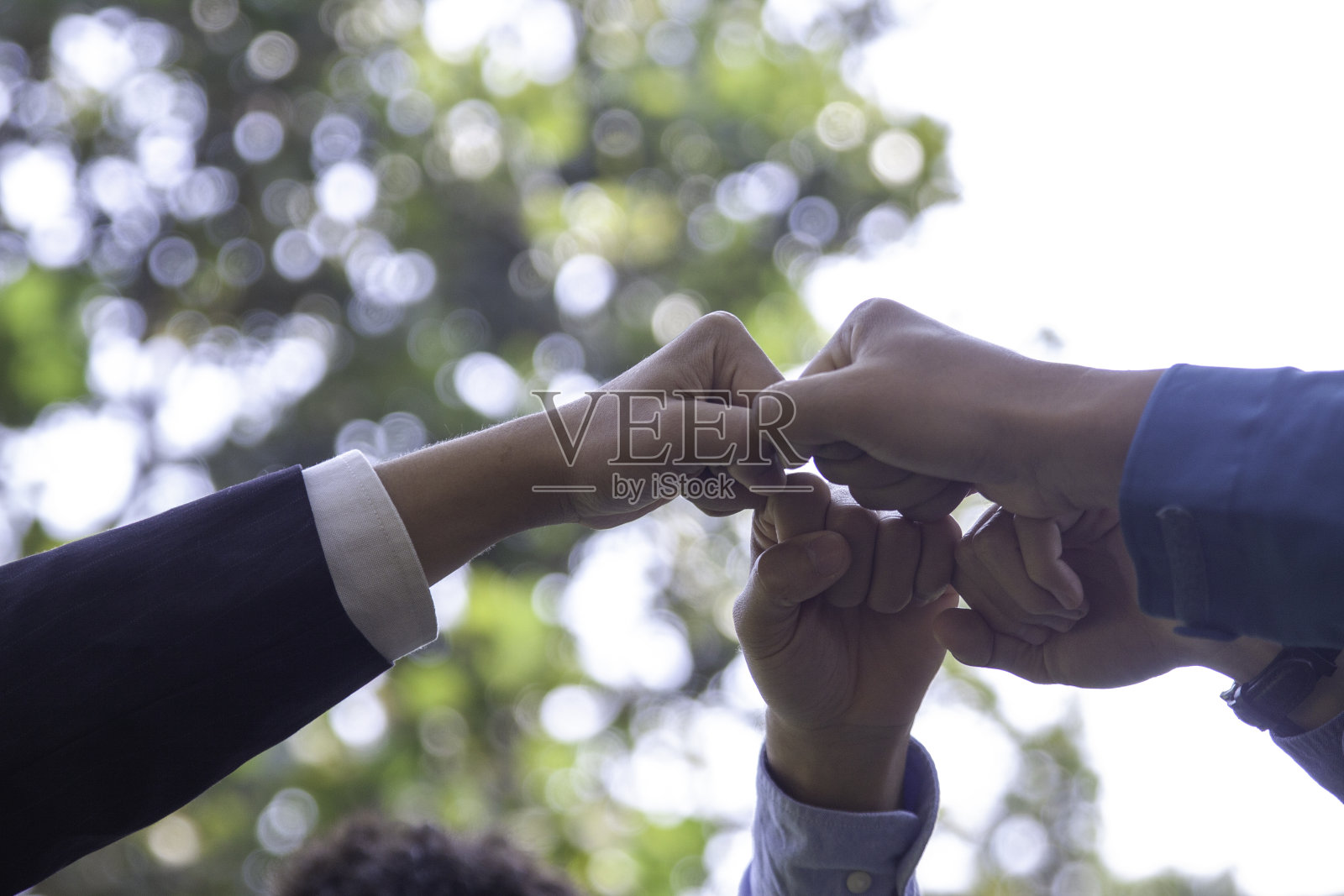 商界人士合作拯救自然照片摄影图片