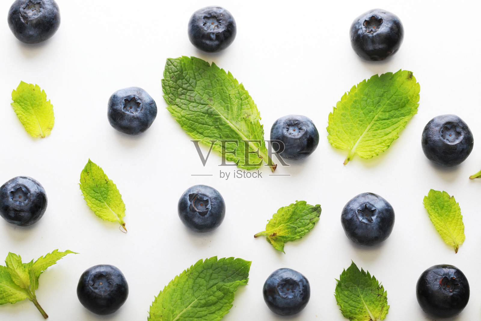 白色背景上的新鲜蓝莓图案照片摄影图片