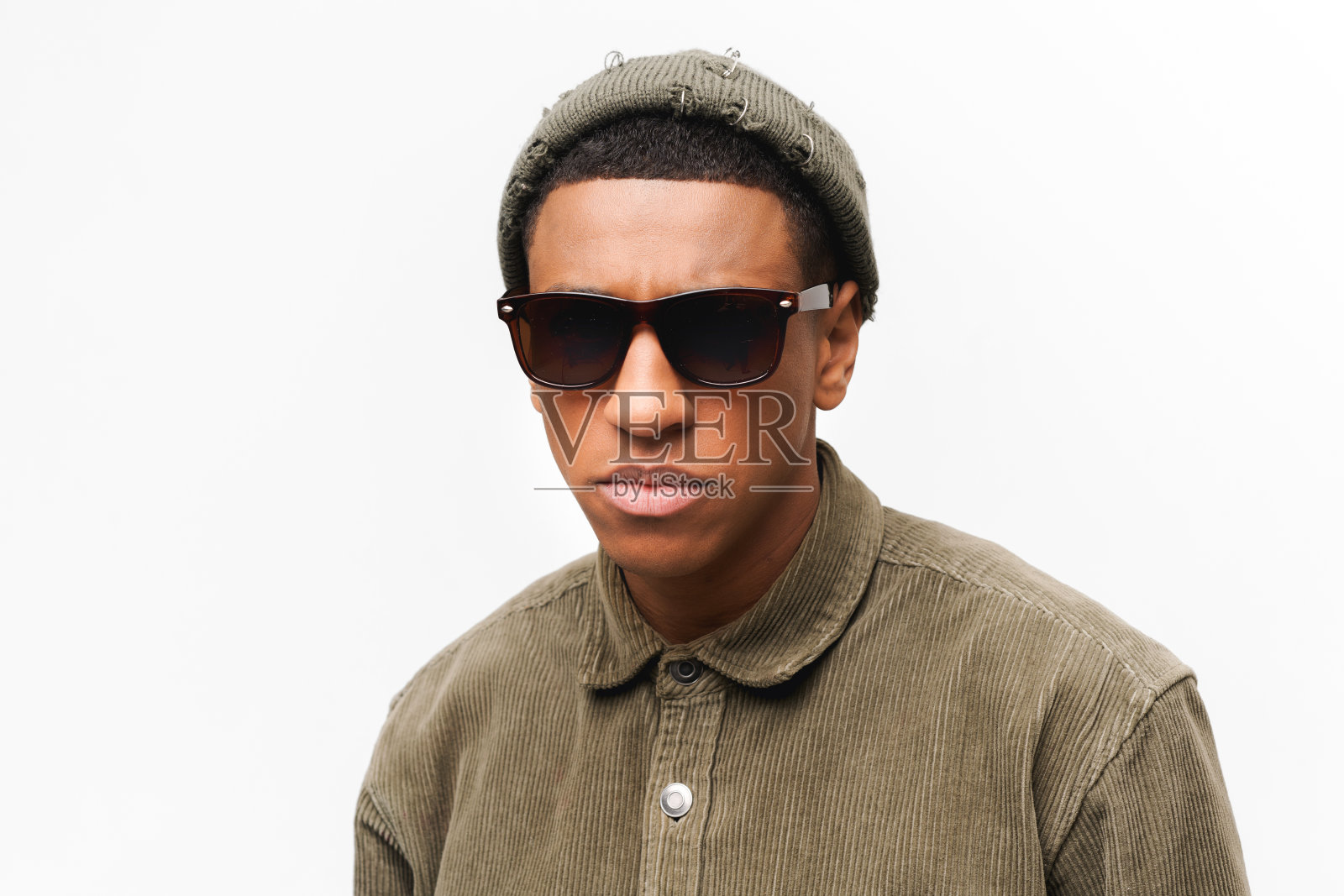 一个时尚严肃的年轻非裔美国男性的孤立镜头照片摄影图片