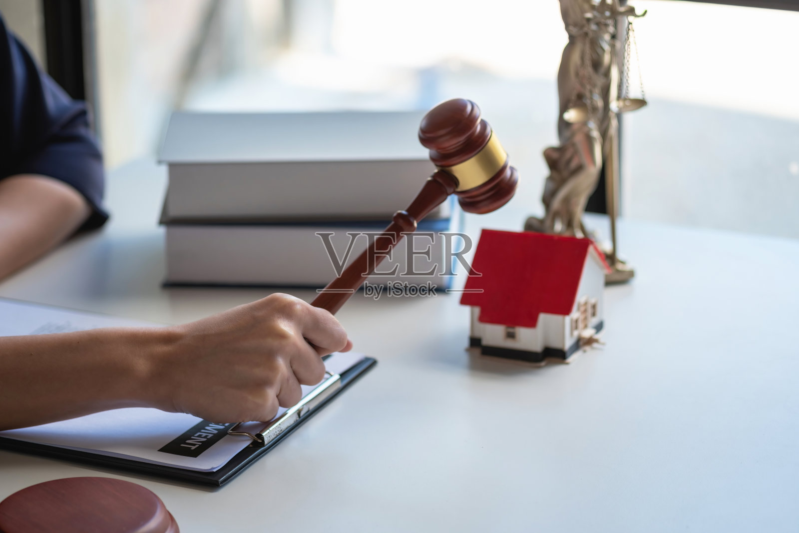 法律，律师，协议，合同，律师，就诉讼事项提供咨询，并作为律师签署合同，接收客户的房屋和土地抵押投诉。概念的律师照片摄影图片