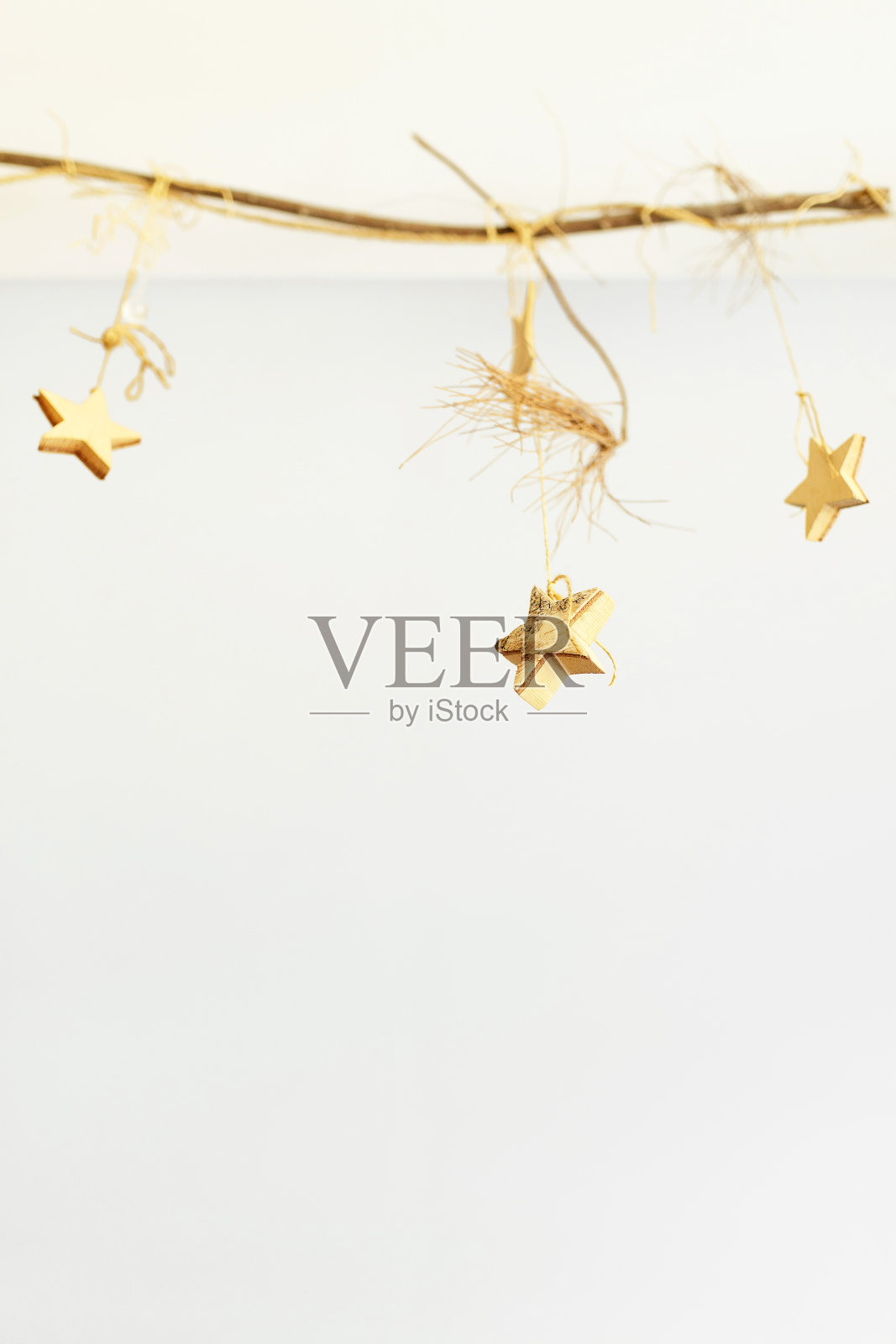 时尚和舒适的模型与木制配件，星星图案的背景墙。明亮和阳光充足的室内。模板，铭文复制空间，产品照片摄影图片