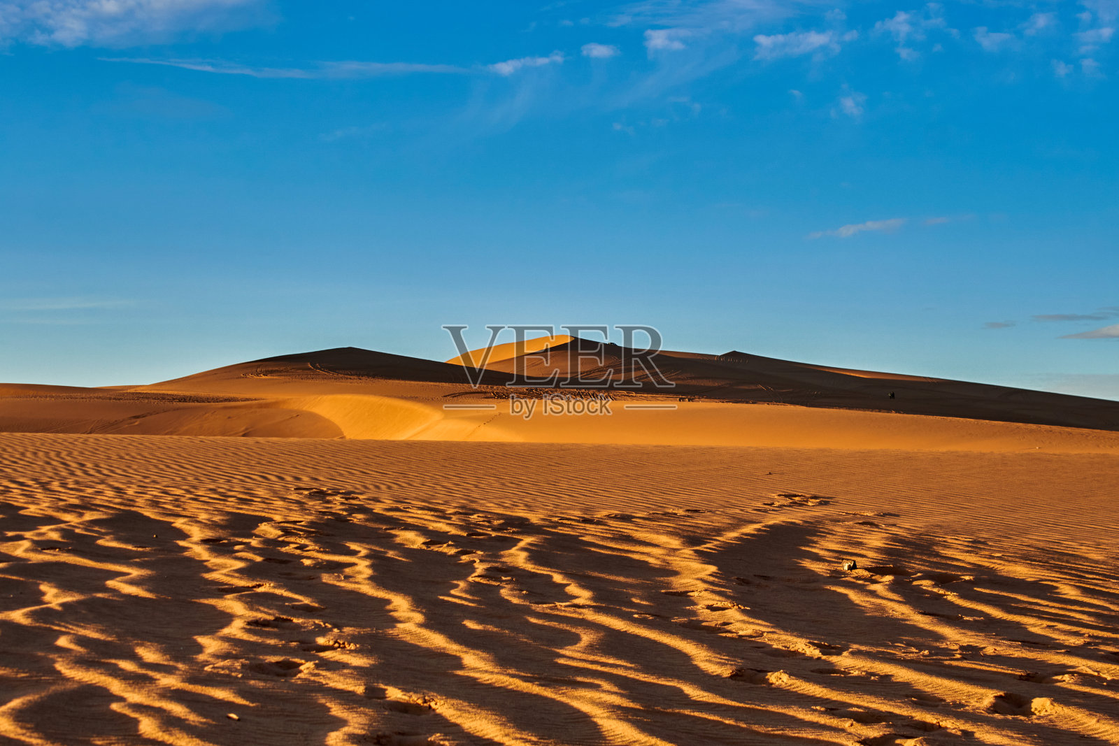 夕阳下的黄沙沙丘照片摄影图片