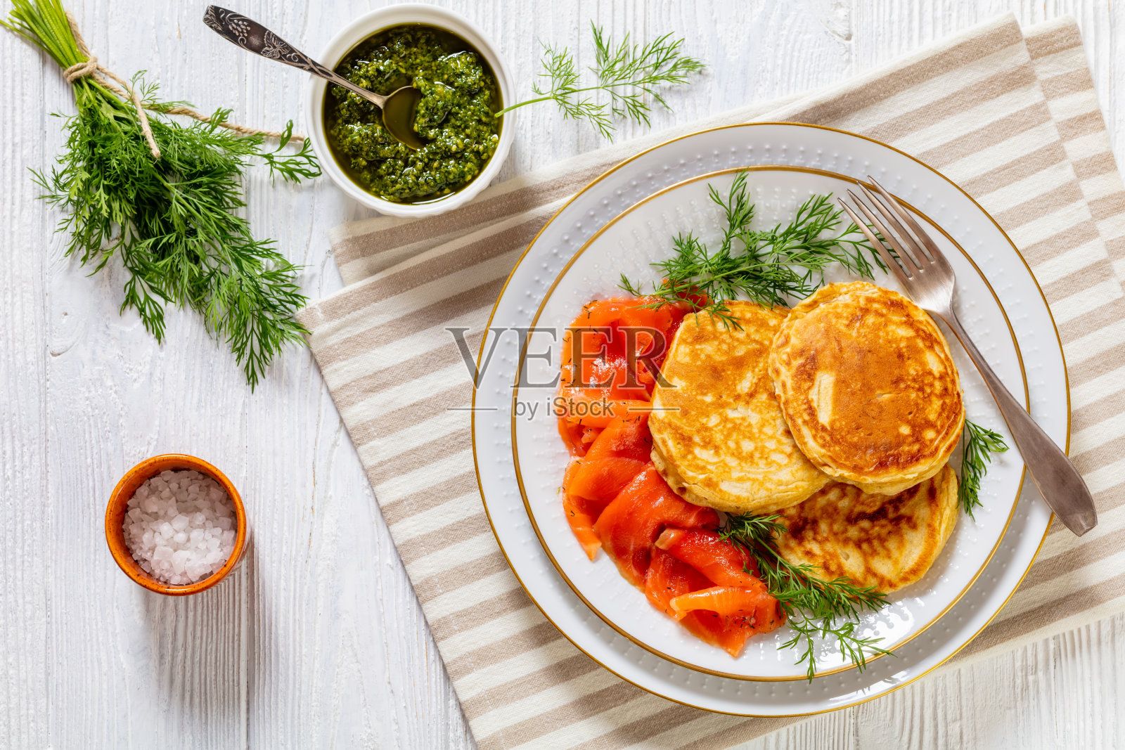 薄煎饼配冷熏鲑鱼片，俯视图照片摄影图片