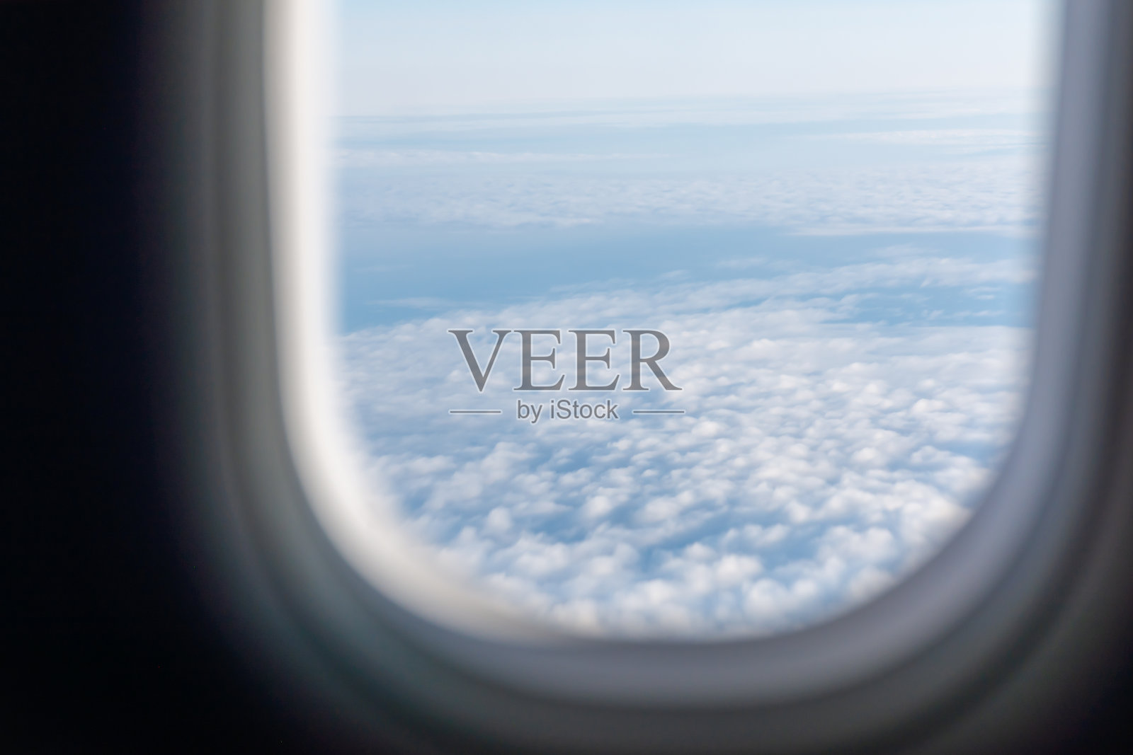 透过飞机的窗户看到的云照片摄影图片