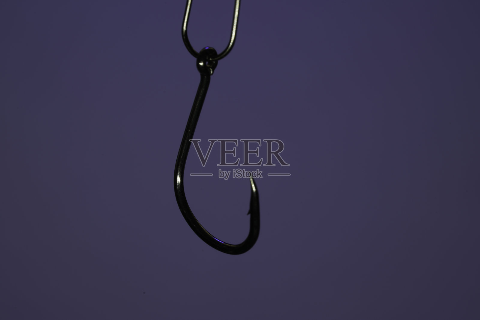 蓝色和白色背景上的鱼钩照片摄影图片