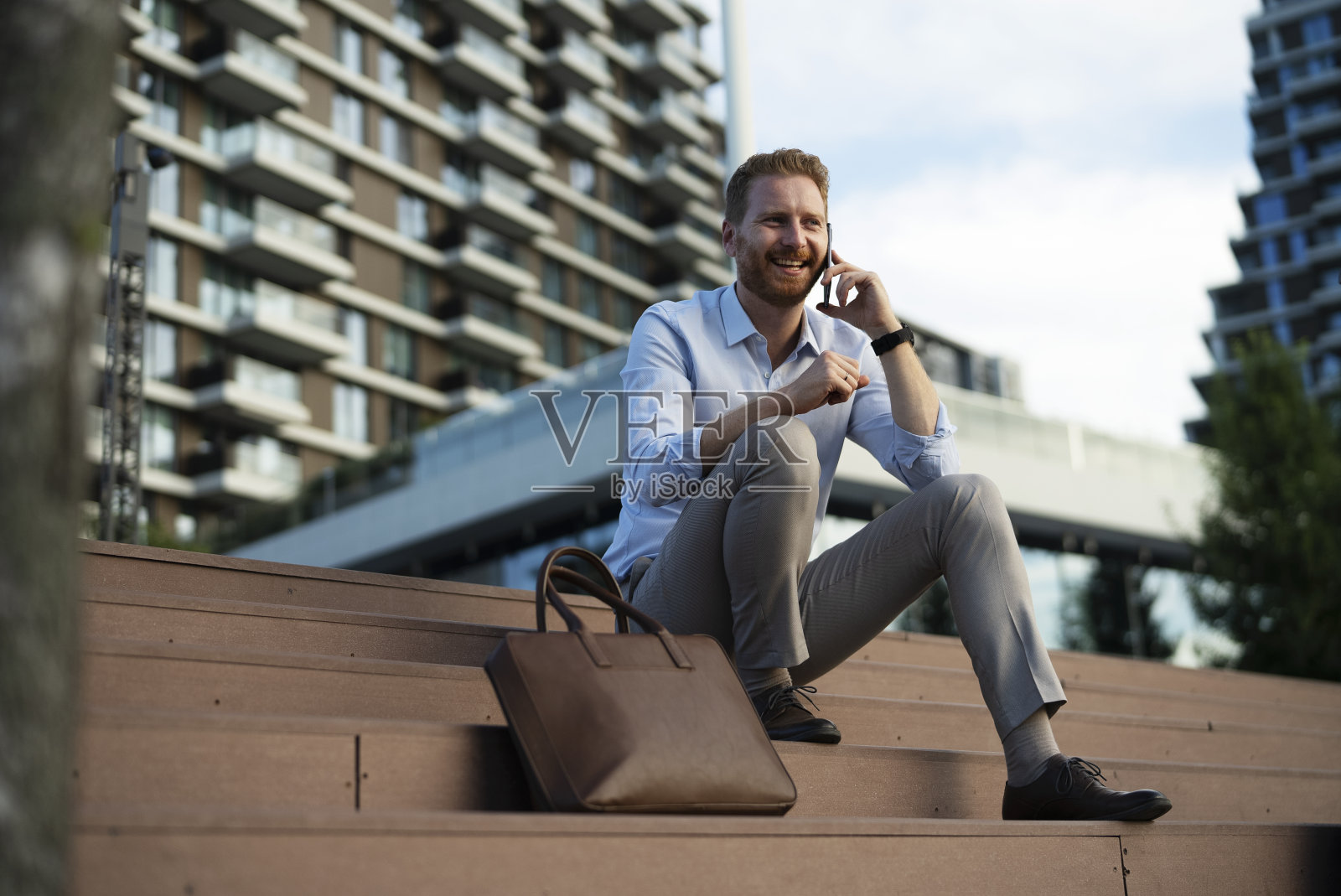 快乐的人在用电话照片摄影图片