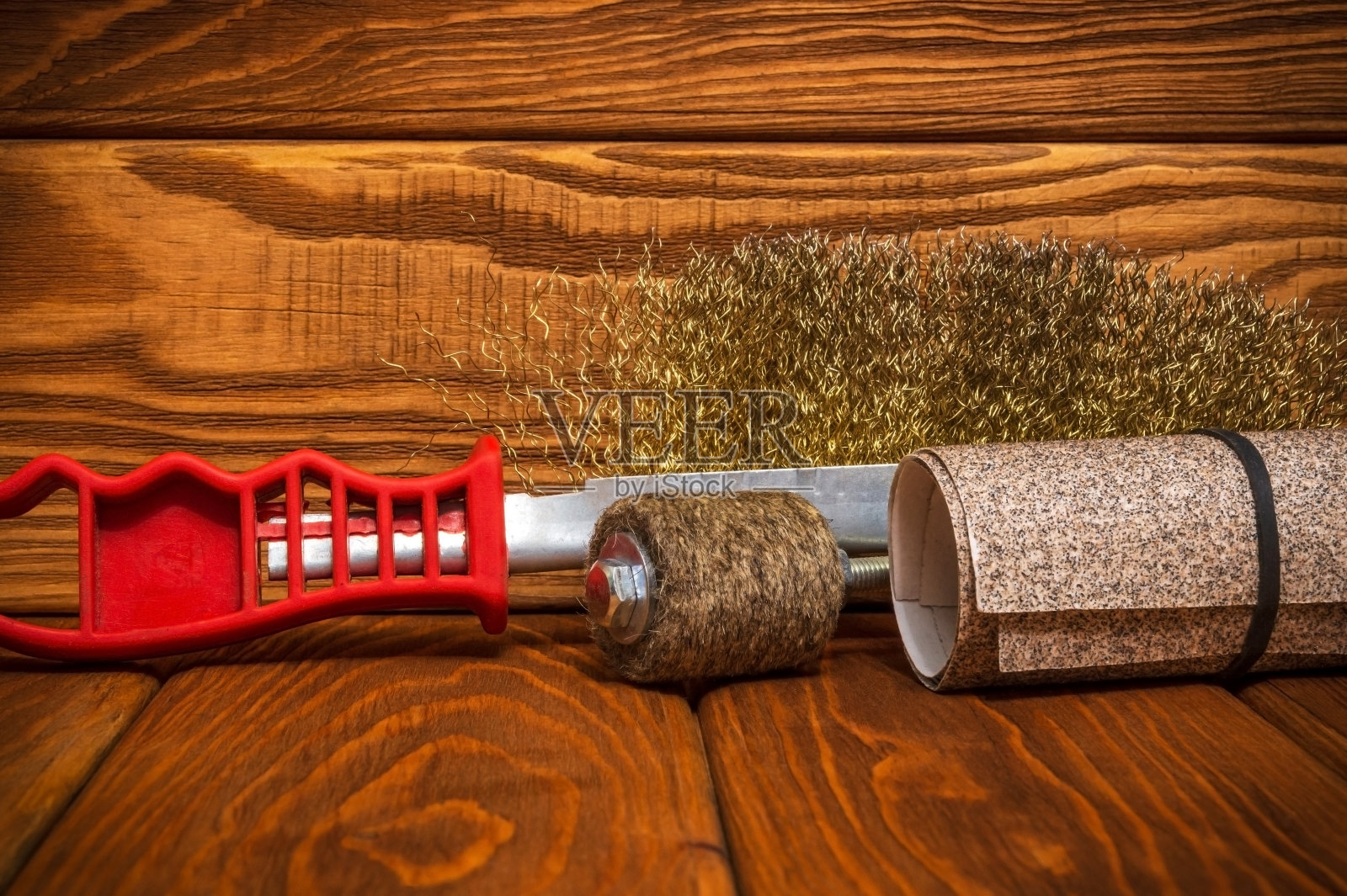 一套磨具和砂纸在老式木板上照片摄影图片