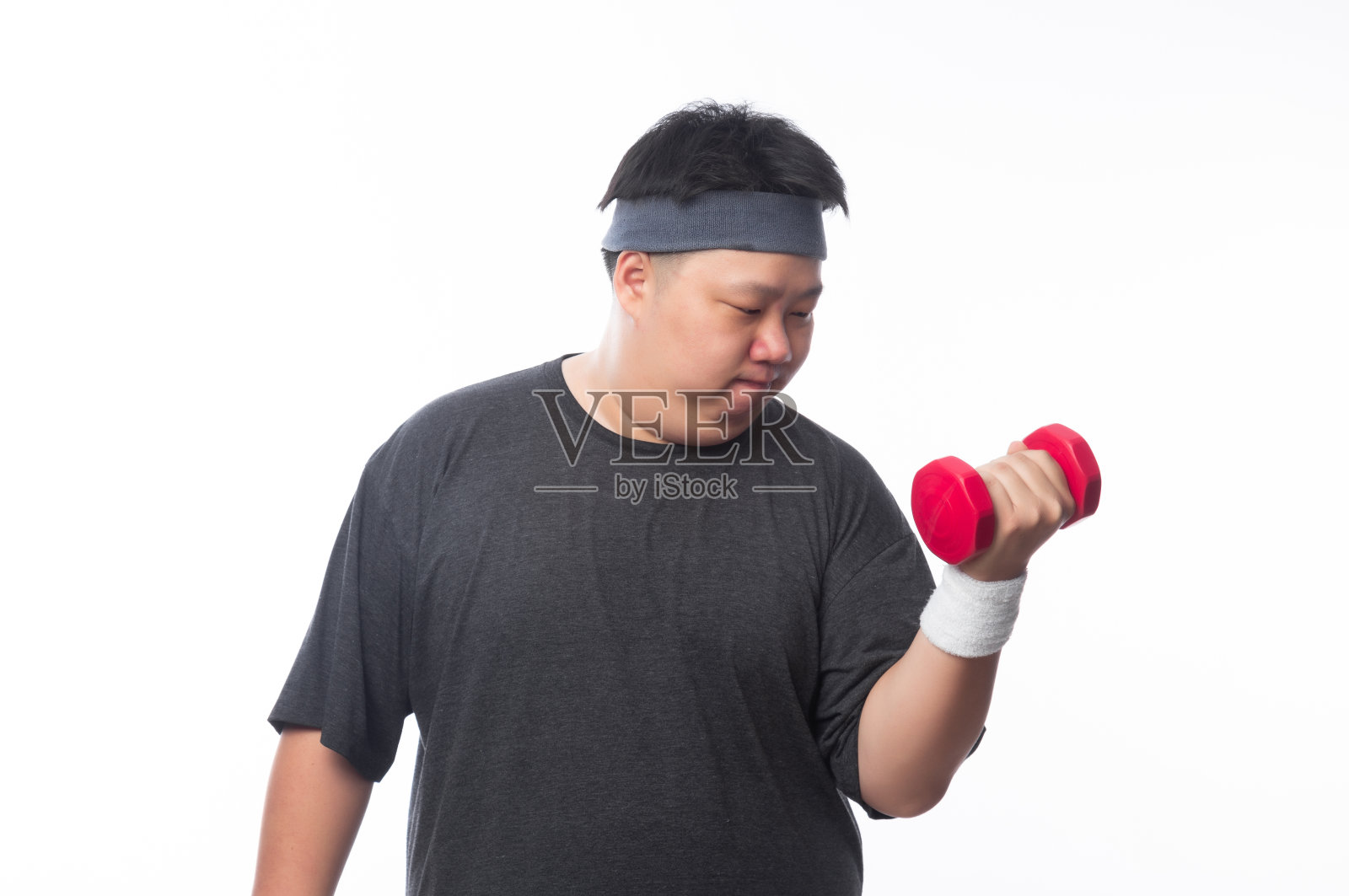 年轻的亚洲有趣的肥胖运动男子锻炼哑铃孤立在白色背景照片摄影图片