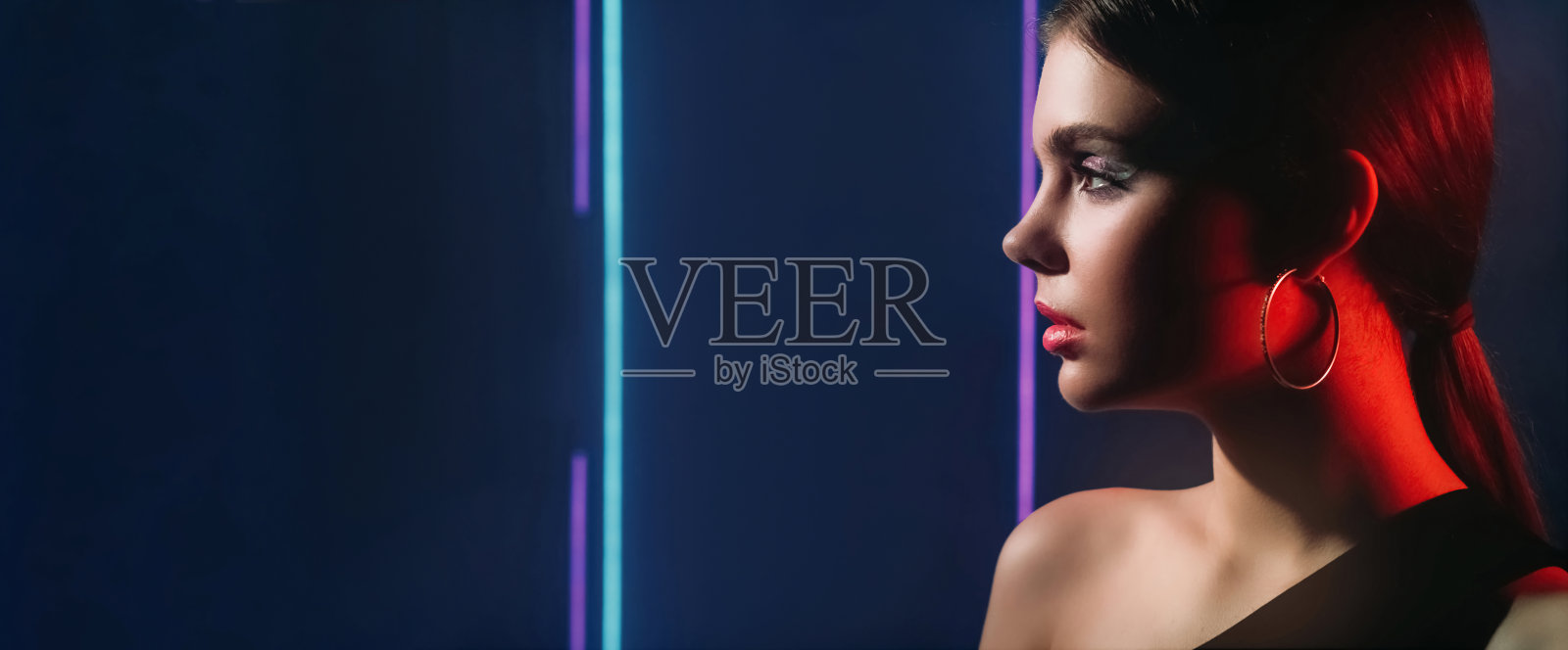 90年代时尚霓虹灯美女肖像少女模特脸照片摄影图片