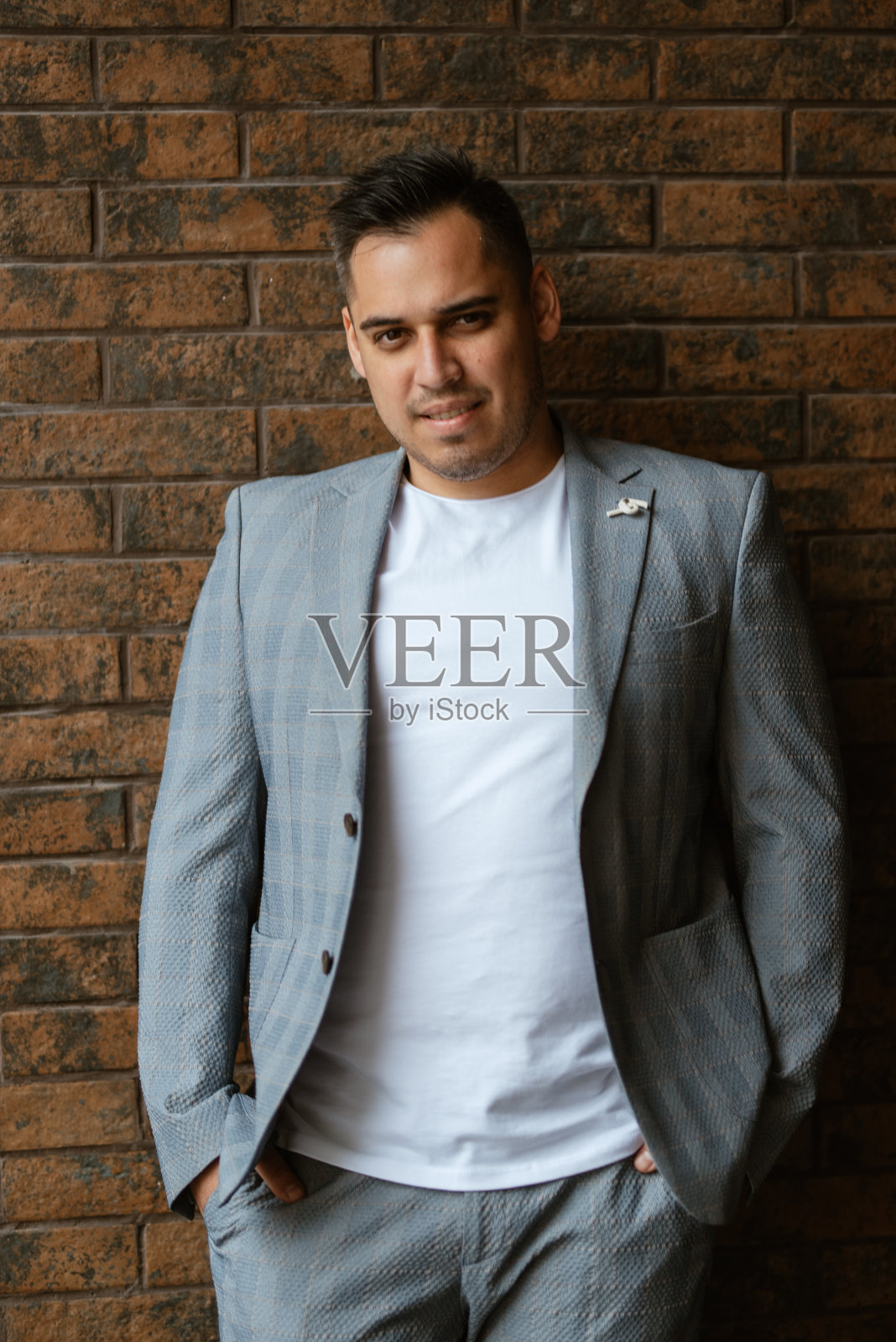 新郎身穿浅灰色西装的肖像照片摄影图片