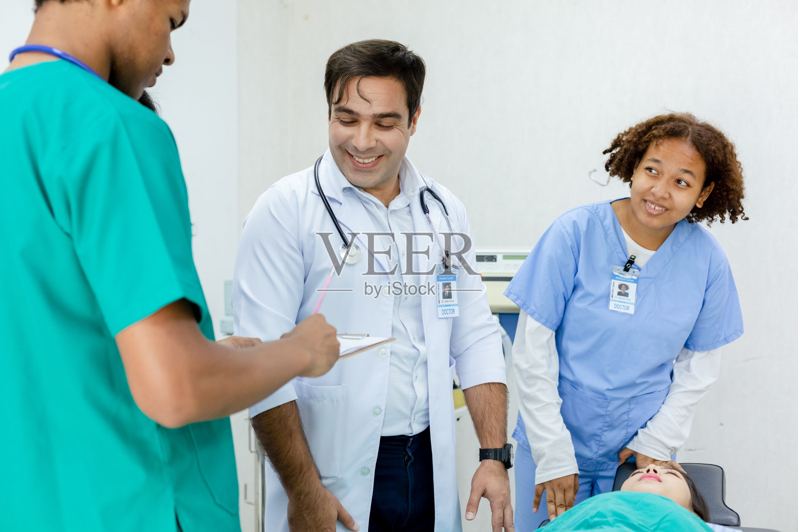 专业的医学老师在病人手术室为小组学生授课。学习课堂大学。照片摄影图片