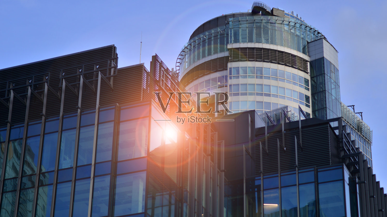 抬头看看市中心的商业建筑。蓝天映衬下的现代办公大楼。照片摄影图片