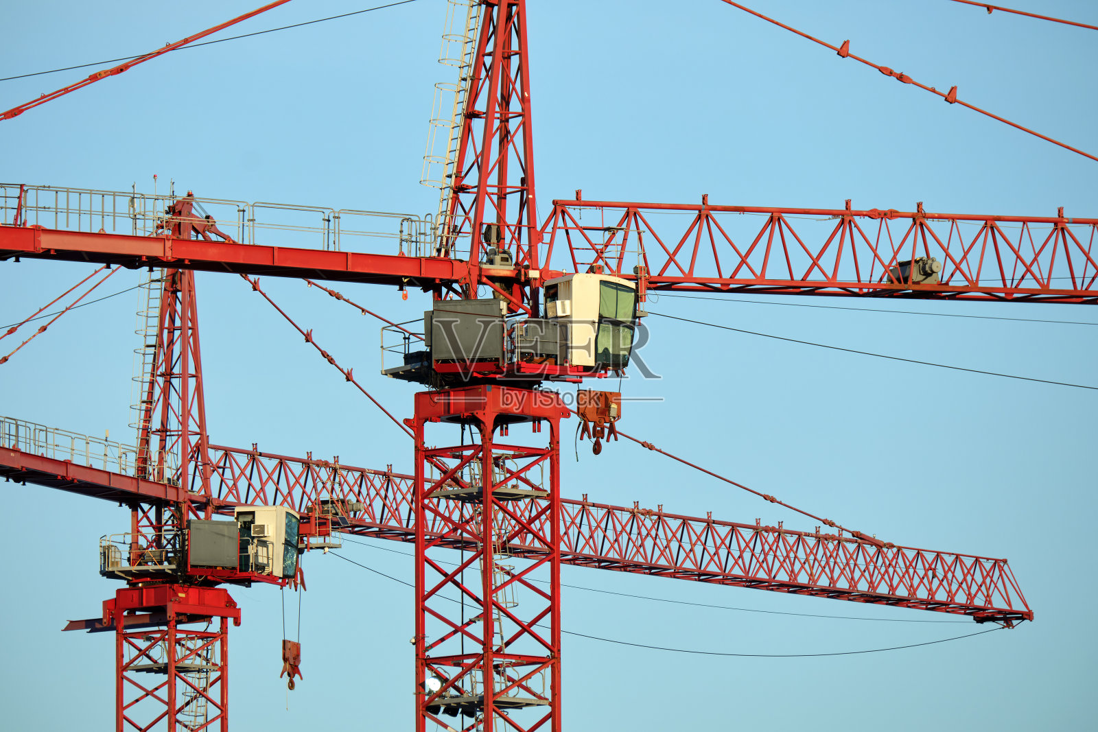 高层住宅公寓楼施工现场塔式起重机。房地产开发照片摄影图片